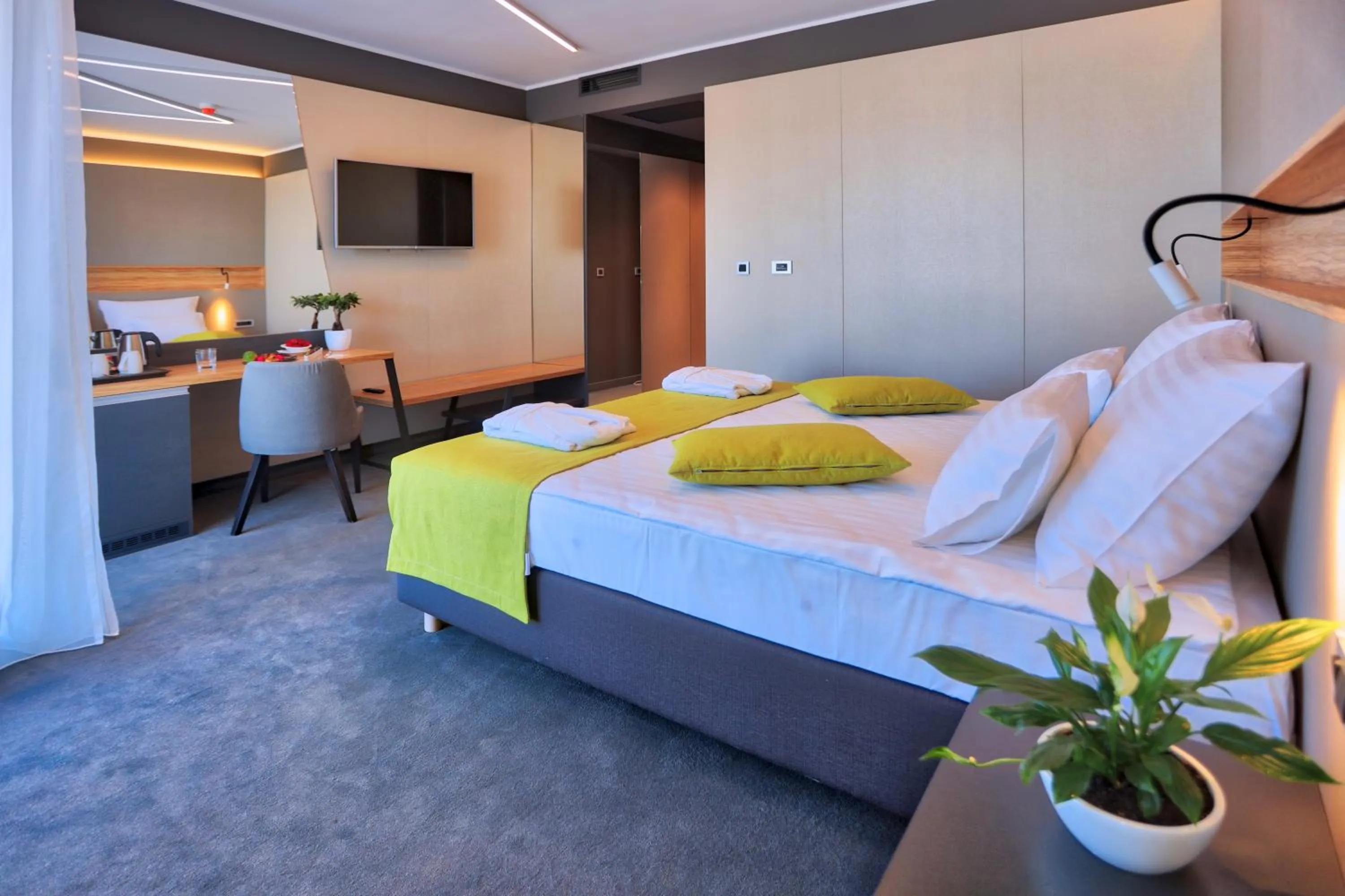 Deluxe Double Room with Balcony and Side Sea View in Hotel Olea