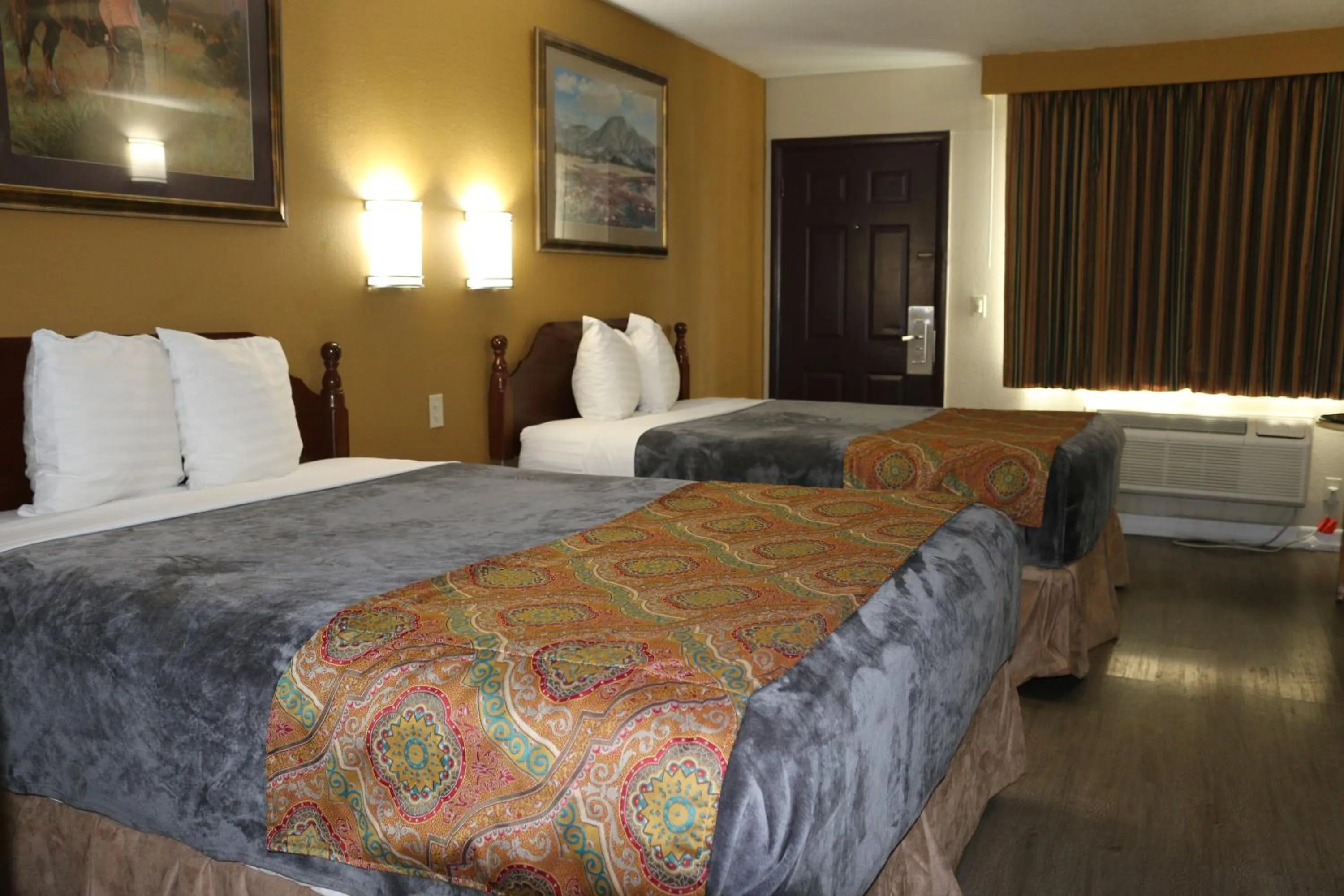 Queen Room with Two Queen Beds in Budget Inn On Historic Route 66, Barstow