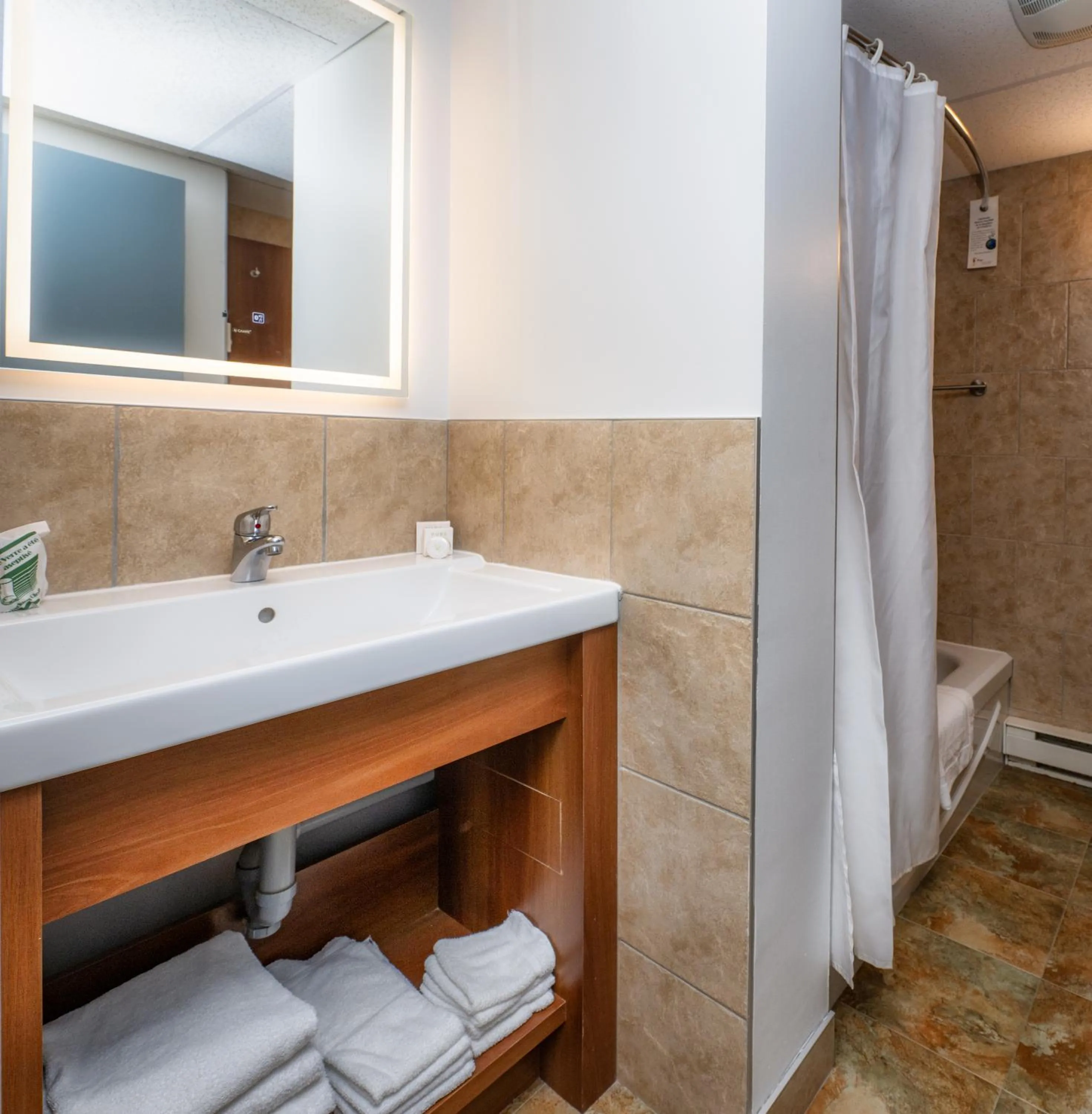 Queen Room - Non-Smoking in Clarion Pointe La Malbaie