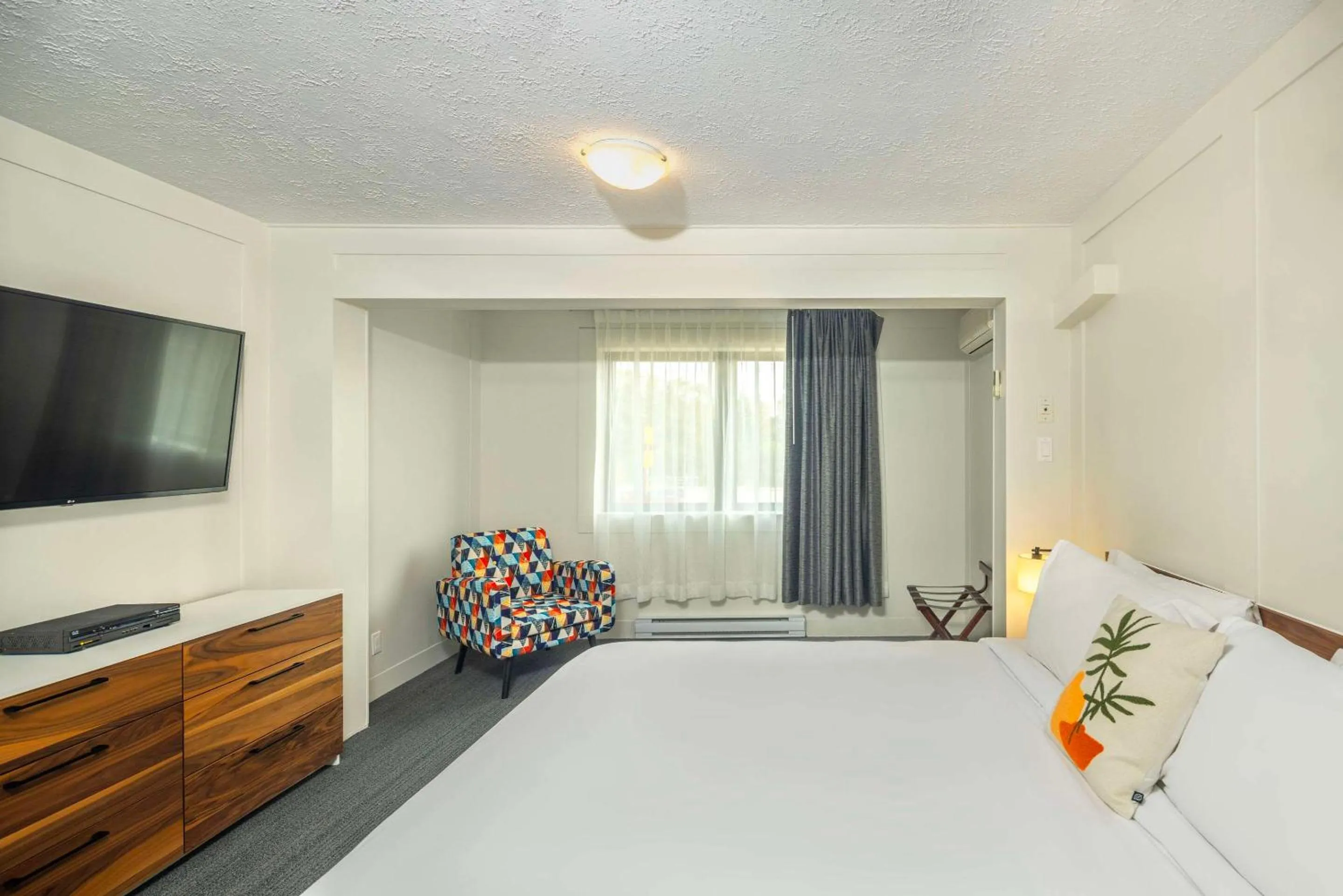 King Suite with Sofabed - Non-Smoking in Clarion Pointe La Malbaie