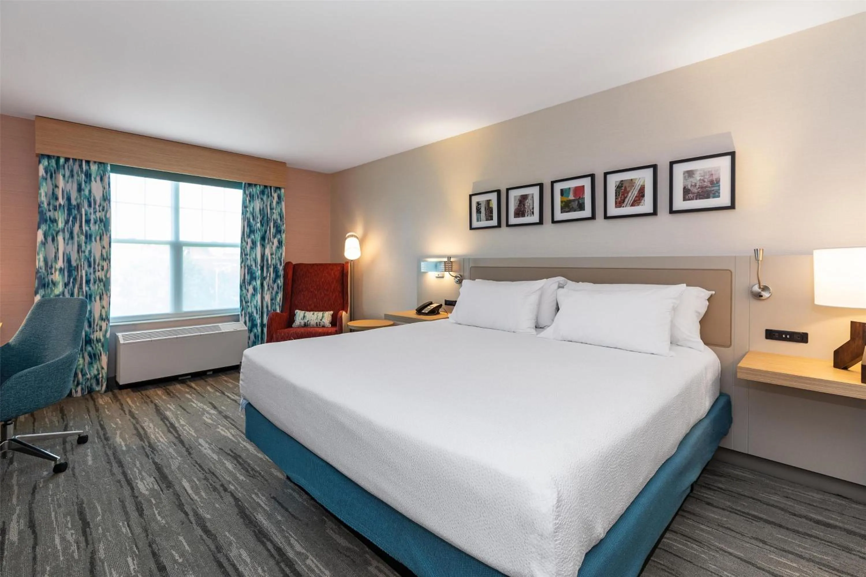 Junior King Suite with Seating Area in Hilton Garden Inn Auburn