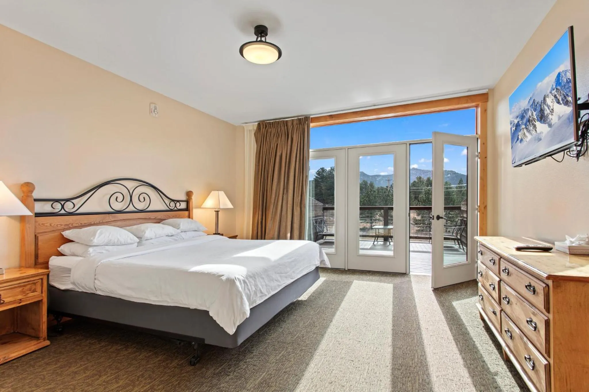 Junior Suite with Balcony in Coyote Mountain Lodge