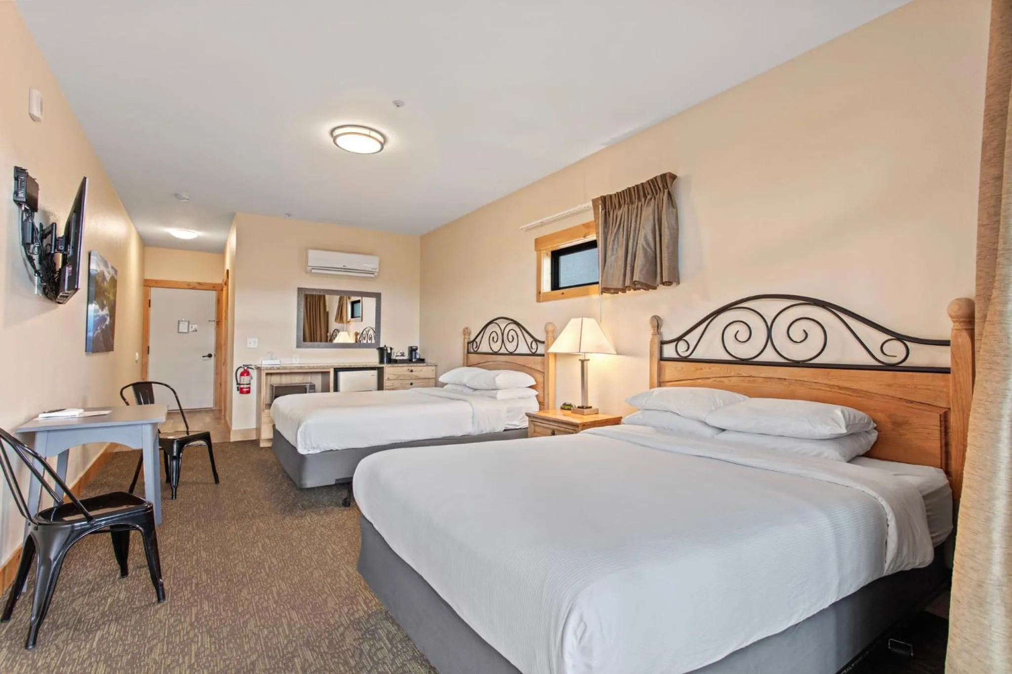 Balcony Double Queen in Coyote Mountain Lodge