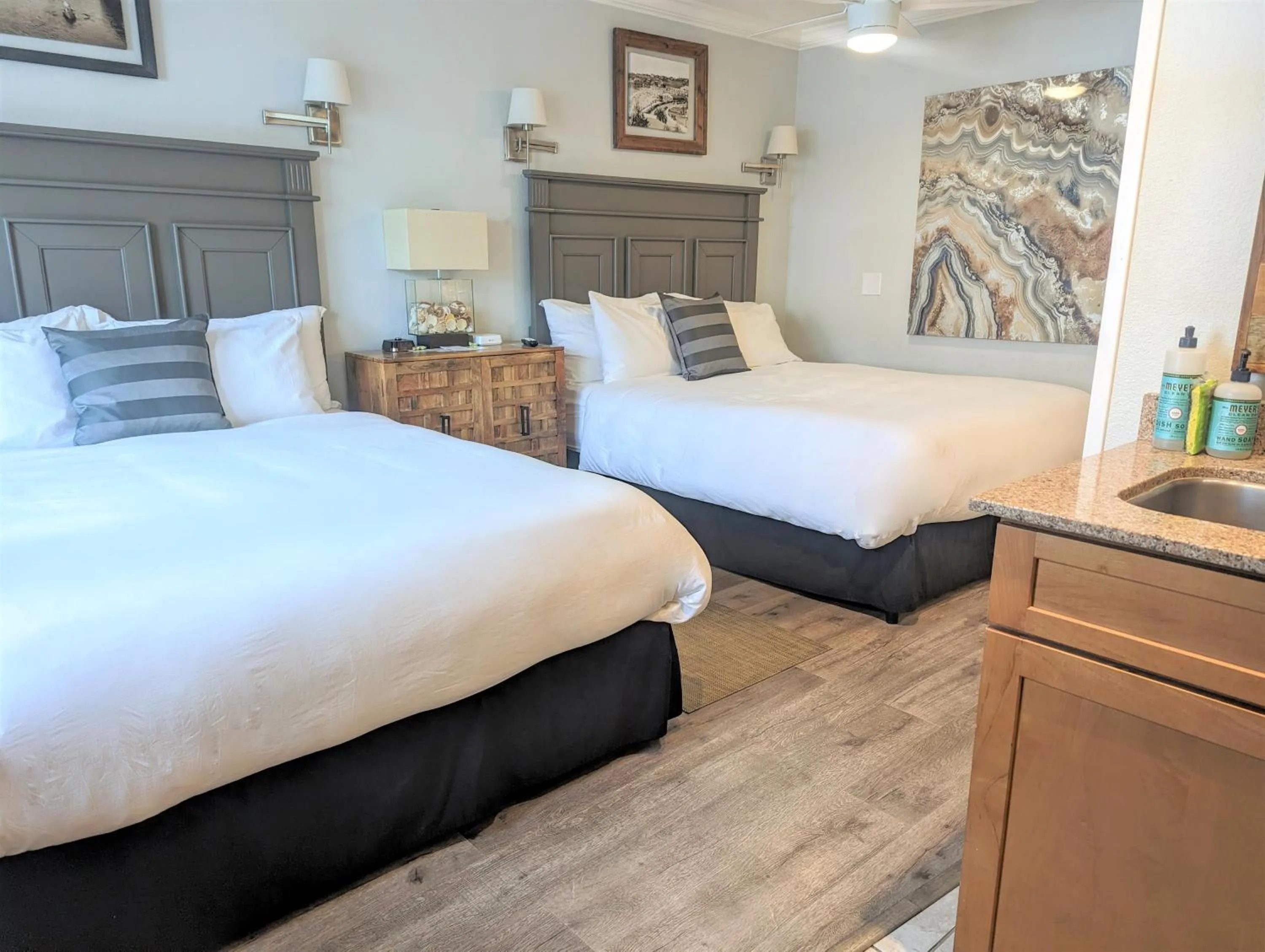 Superior Queen Room in Capitola Hotel