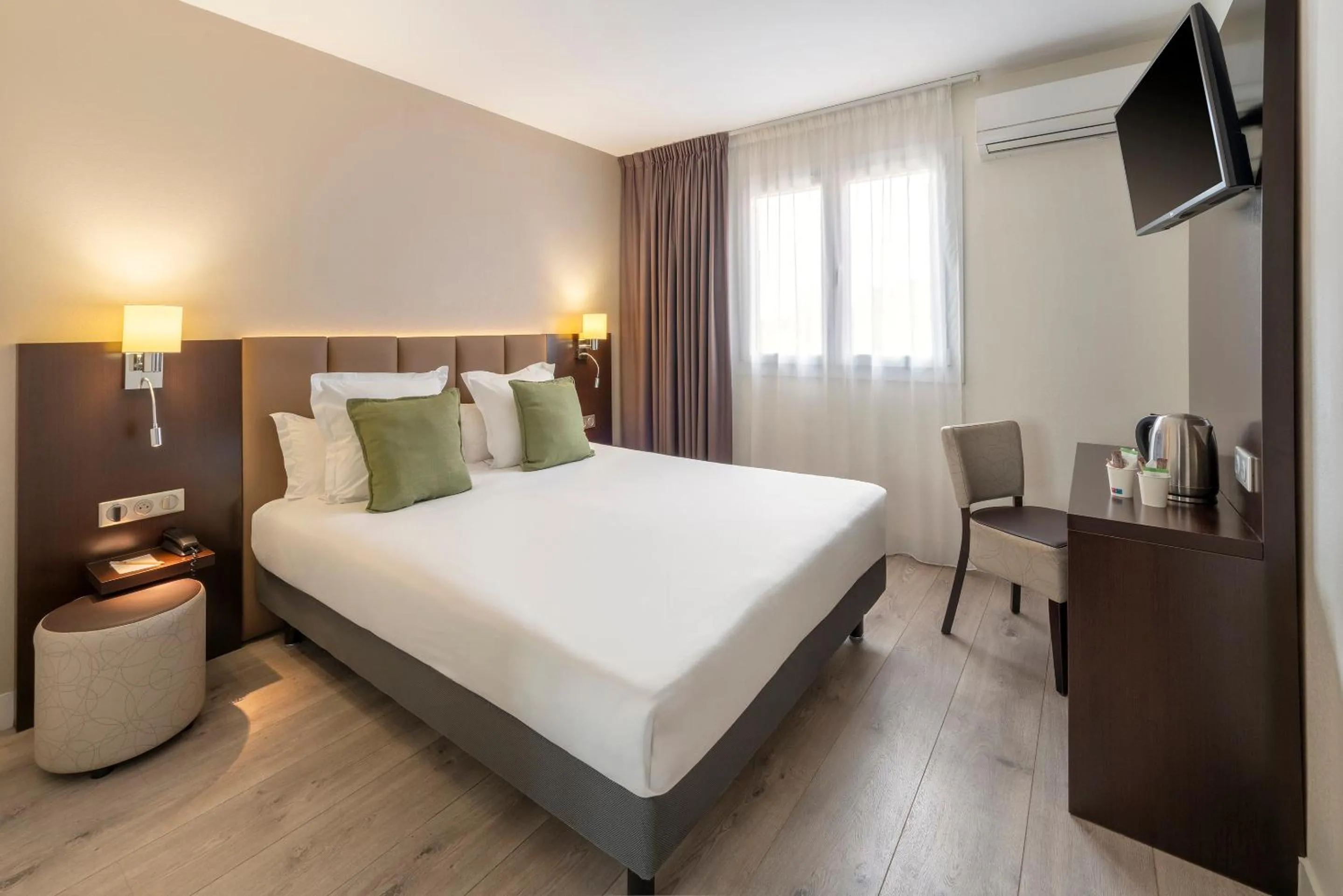 Classic Queen Room - Non-Smoking in Best Western Terre de Provence