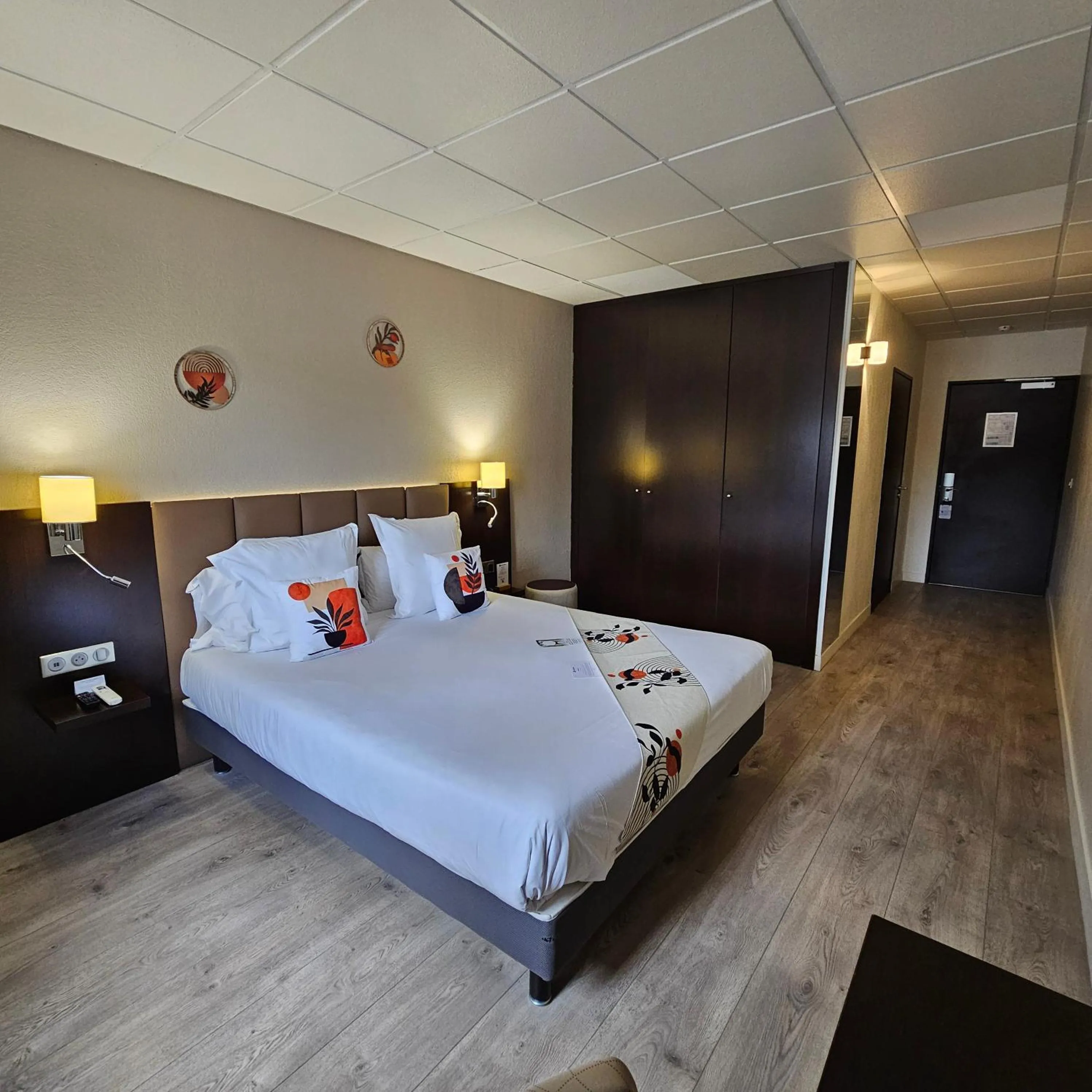 Classic Queen Room with Roll-In Shower - Disability Access/Non-Smoking in Best Western Terre de Provence