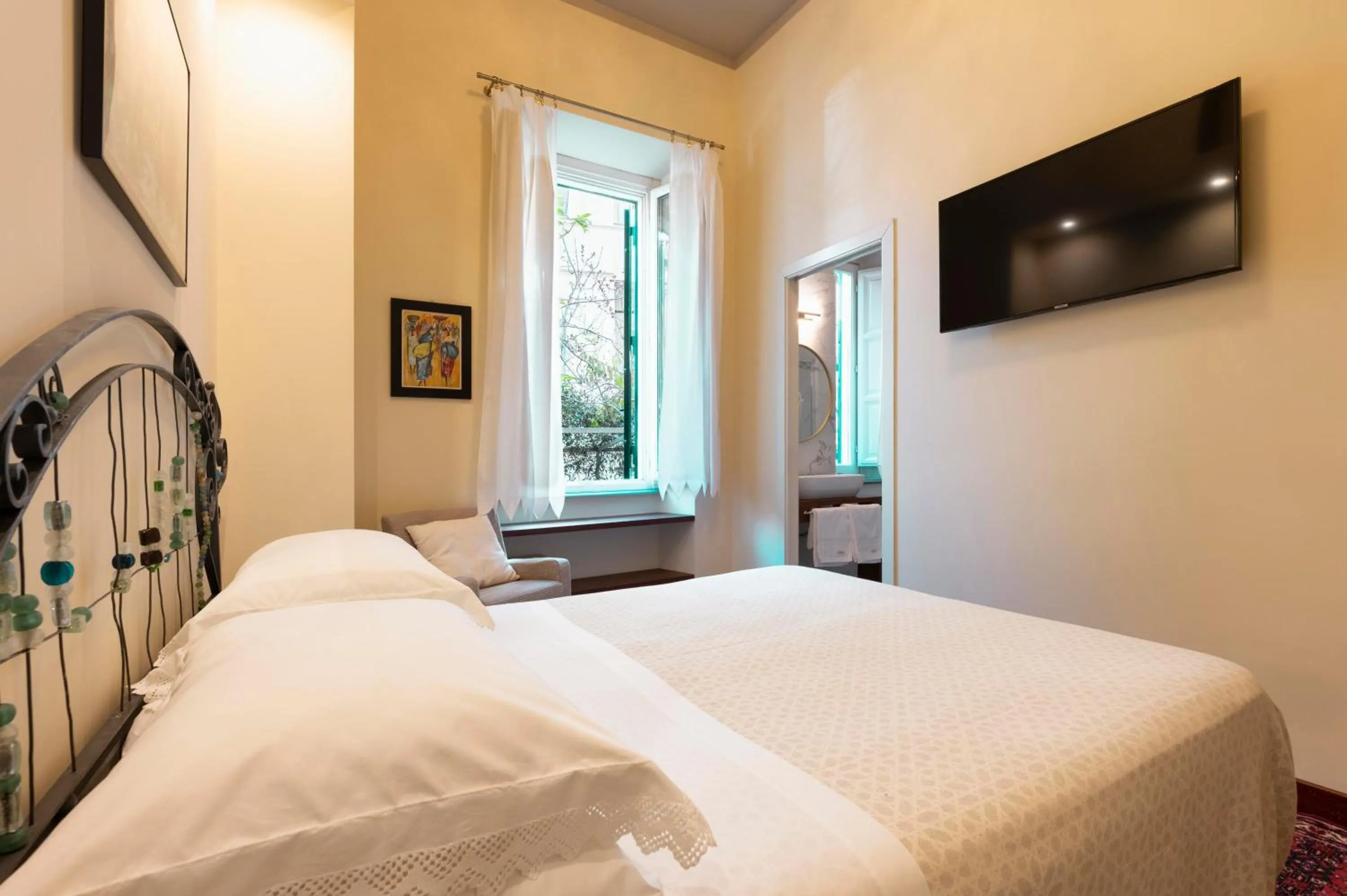 Standard King Room - single occupancy in Palm Gallery Hotel