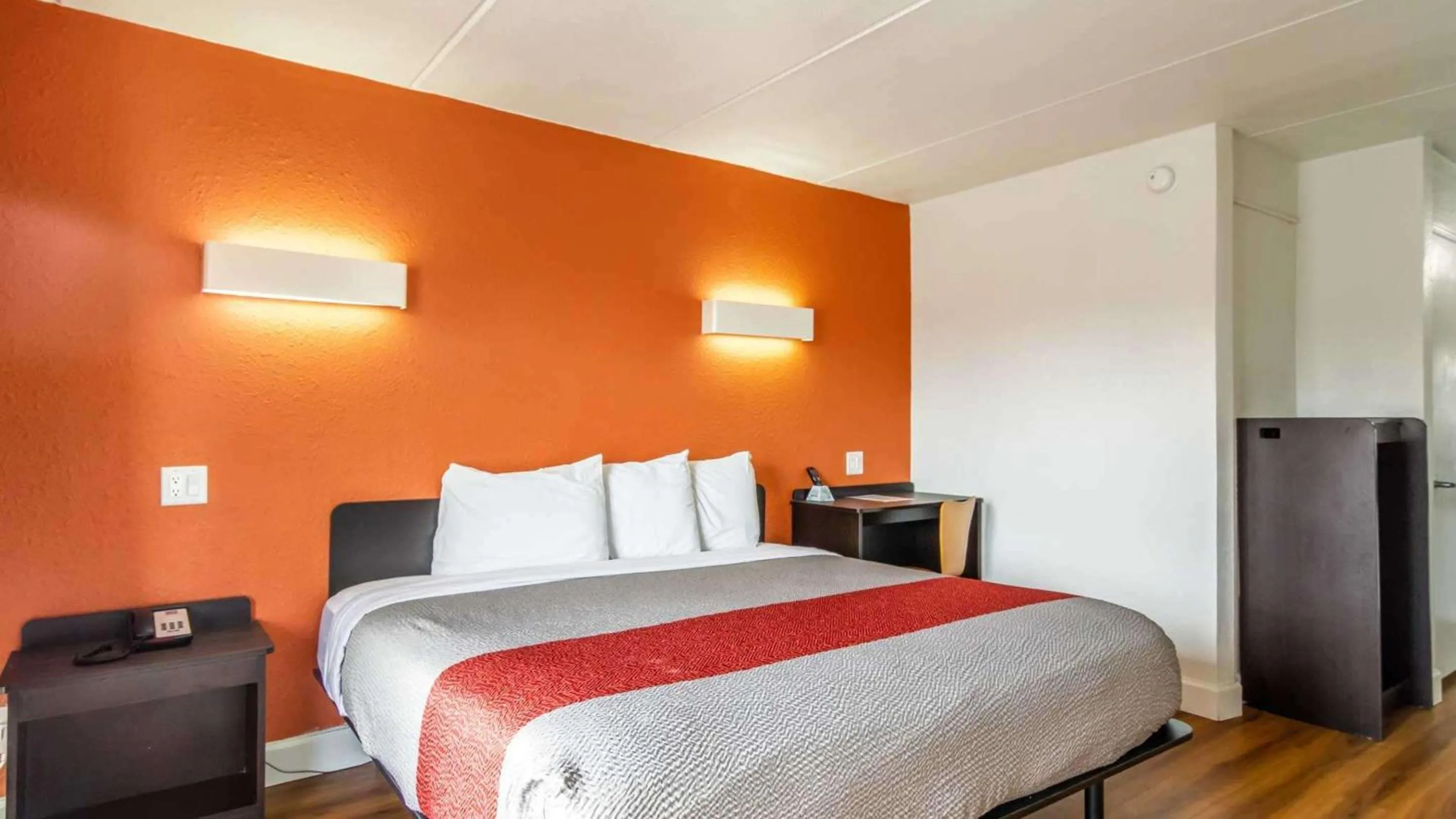 King Room - Disability Access - Non-Smoking in Motel 6-Brunswick, GA