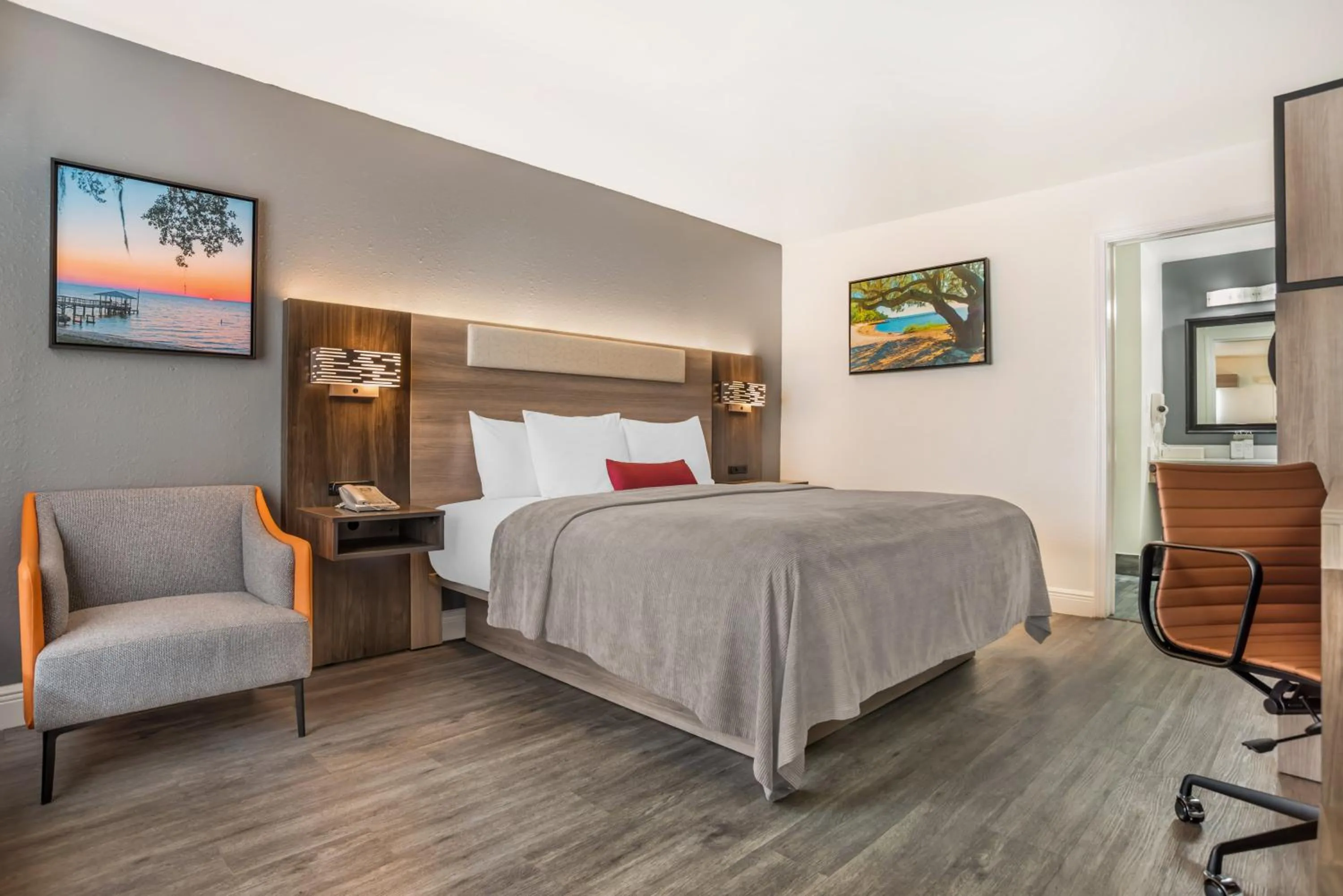 Queen Room - Disability Access in Key West Inn - Fairhope