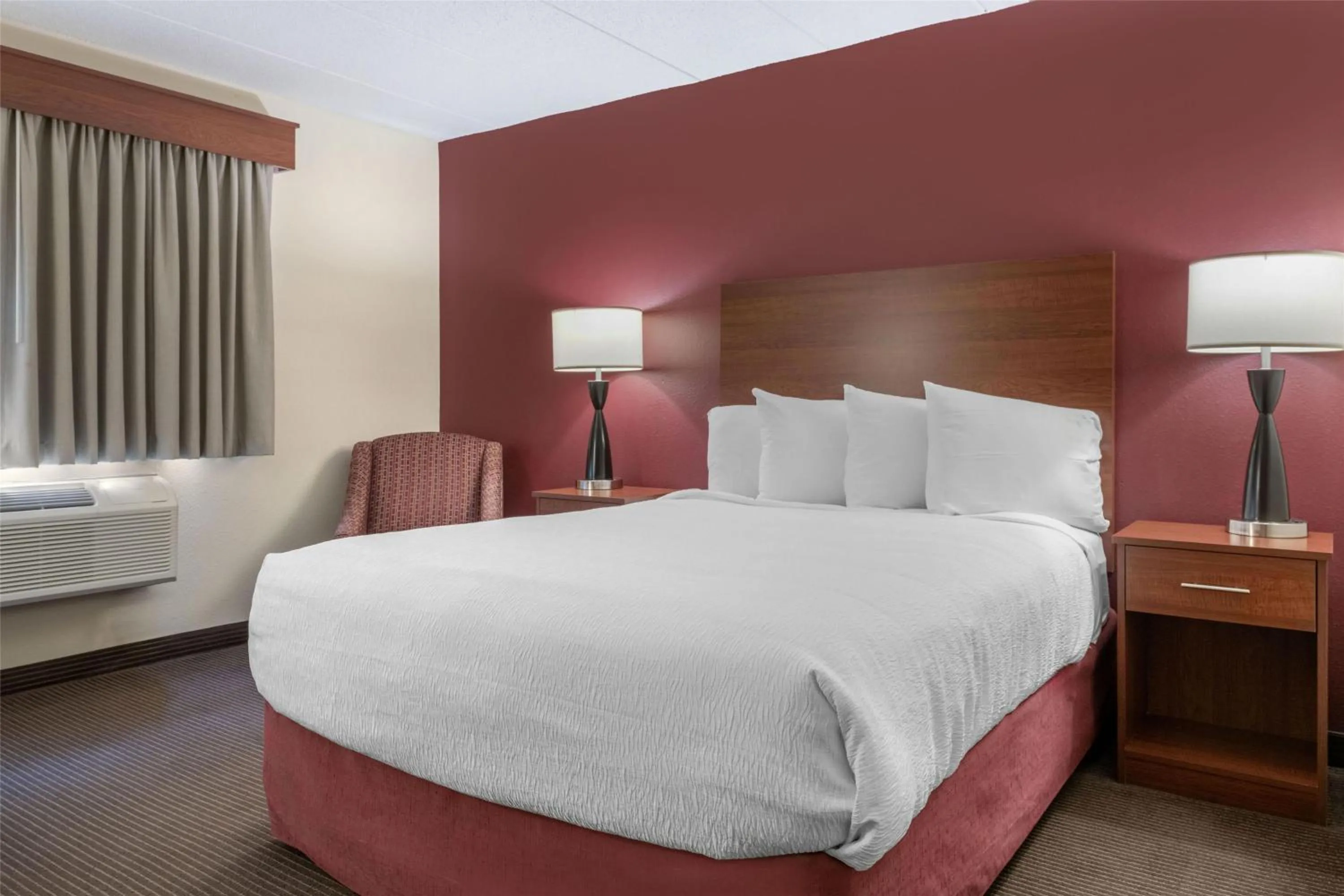 Queen Room - Mobility Access in SureStay Plus Hotel by Best Western Litchfield