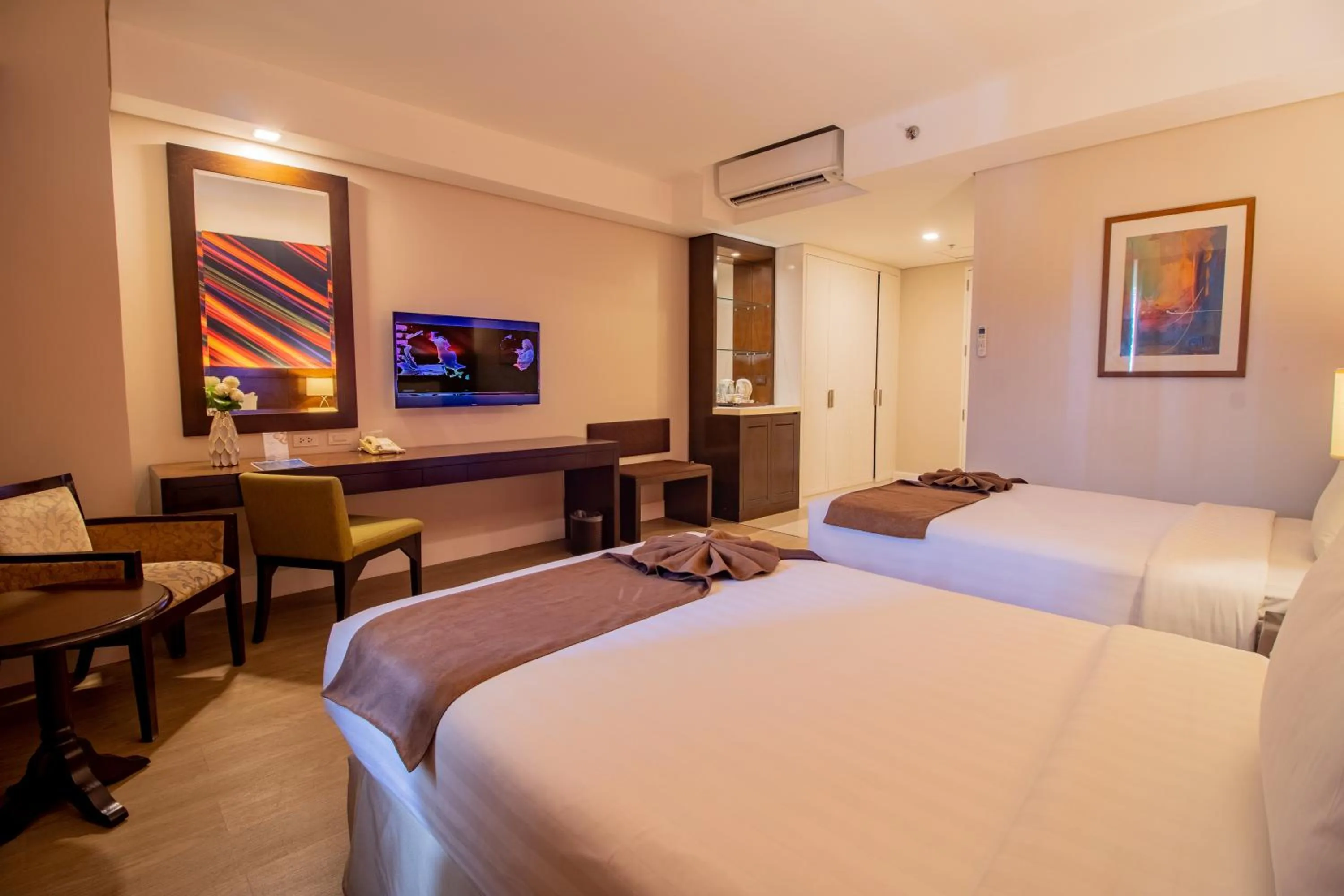 Deluxe Twin Room in Harolds Hotel Cebu