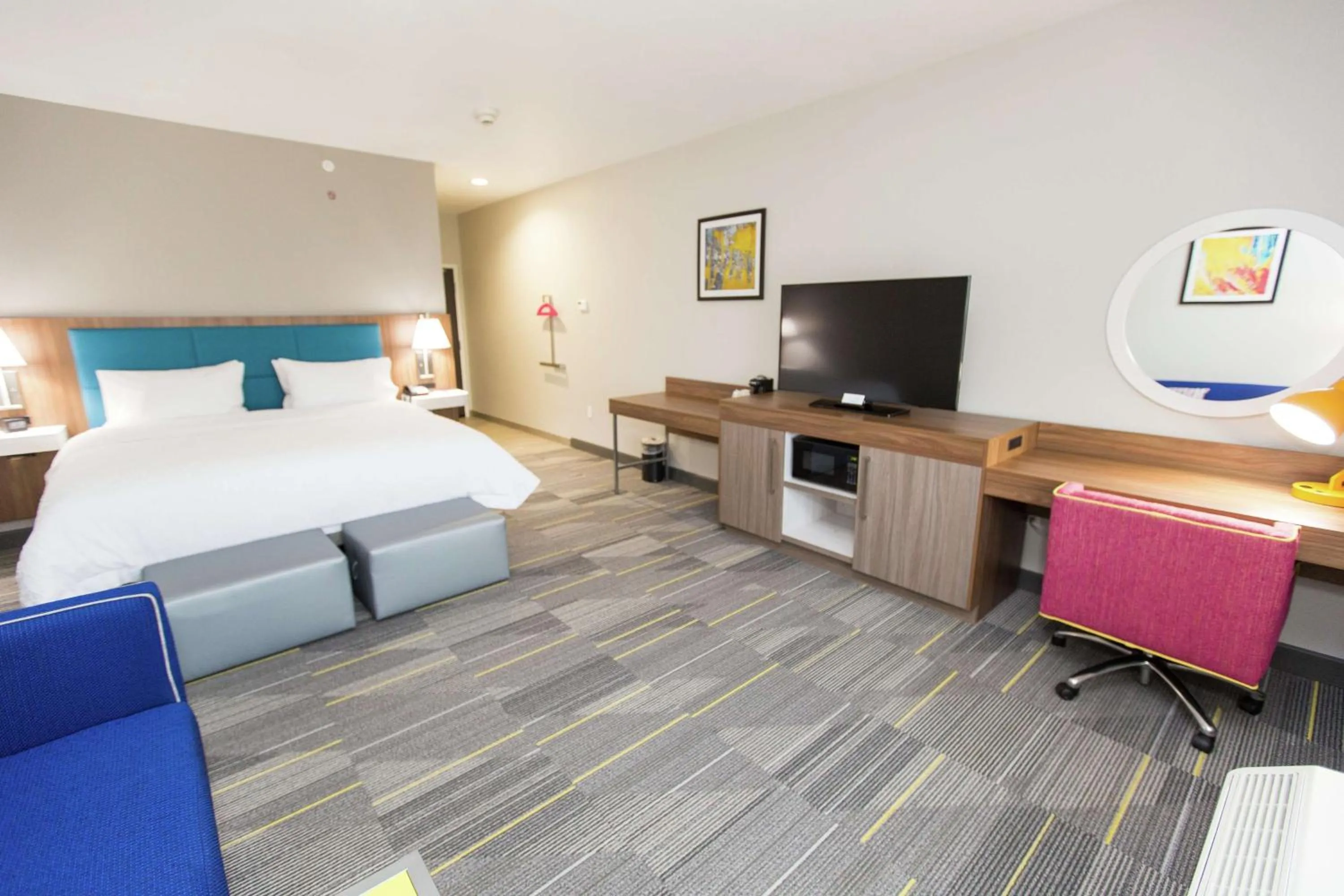 King Room with Sofa Bed in Hampton Inn Mustang