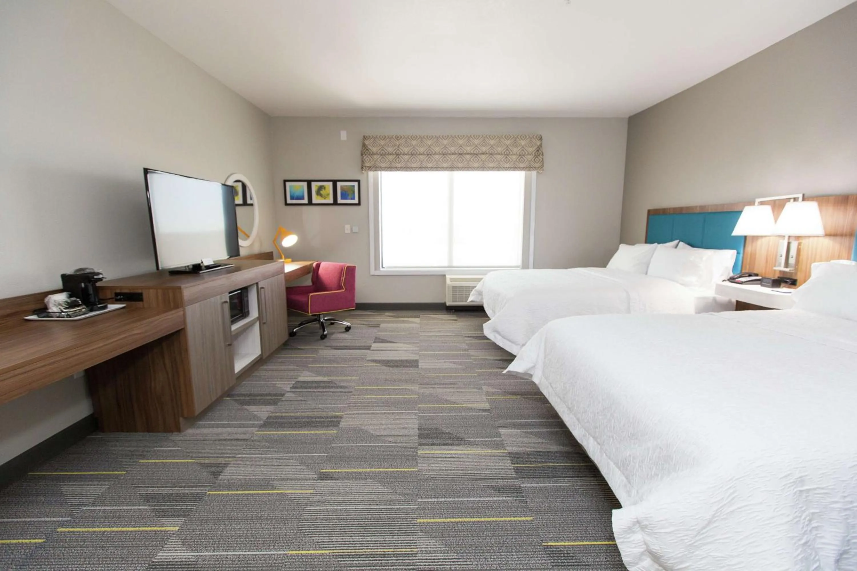 Queen Room with Two Queen Beds - Mobility and Hearing Access in Hampton Inn Mustang