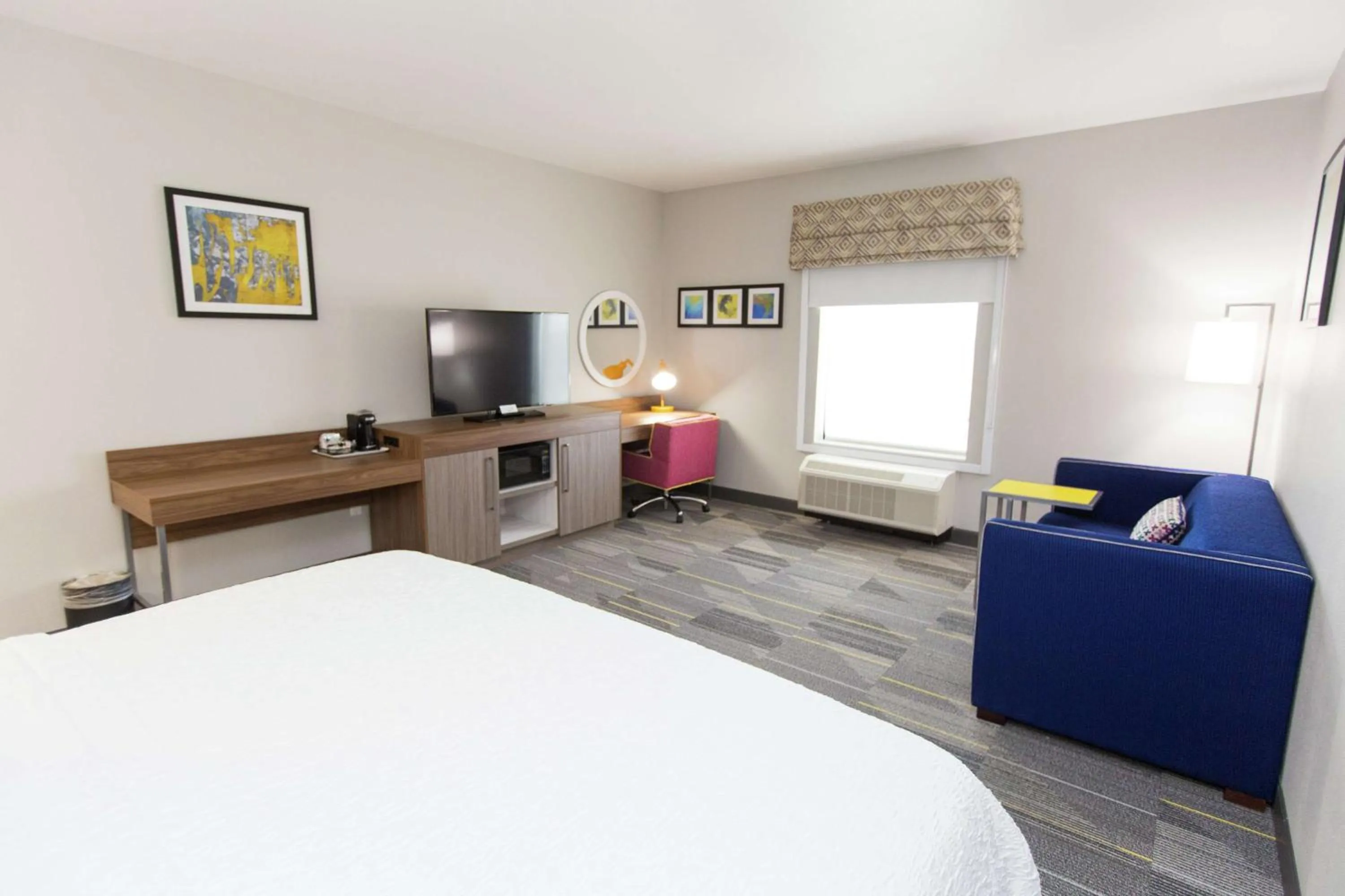 King Room with Sofa Bed - Hearing Access/Non-Smoking in Hampton Inn Mustang