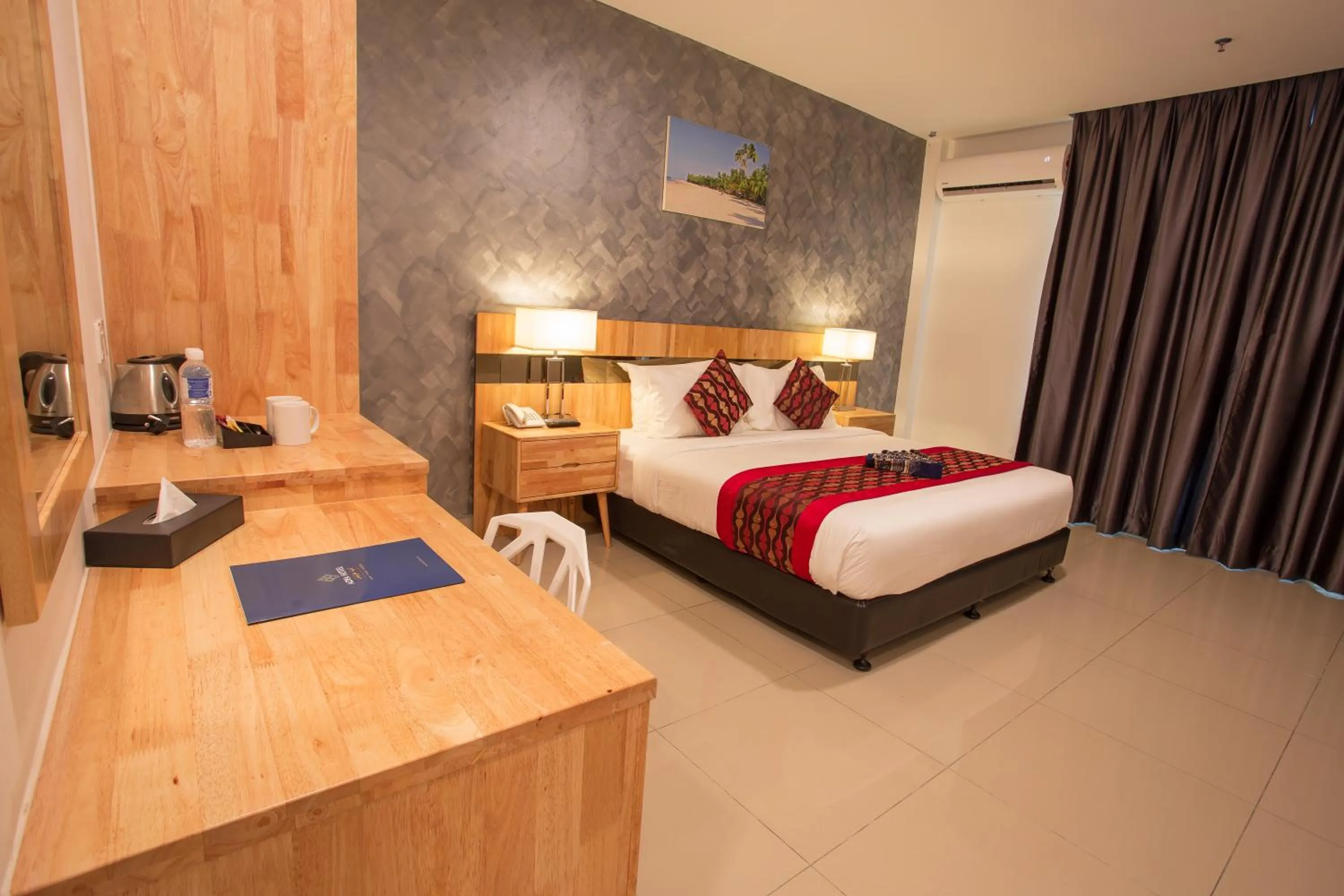 Deluxe King Room in Hotel Adya Express Chenang