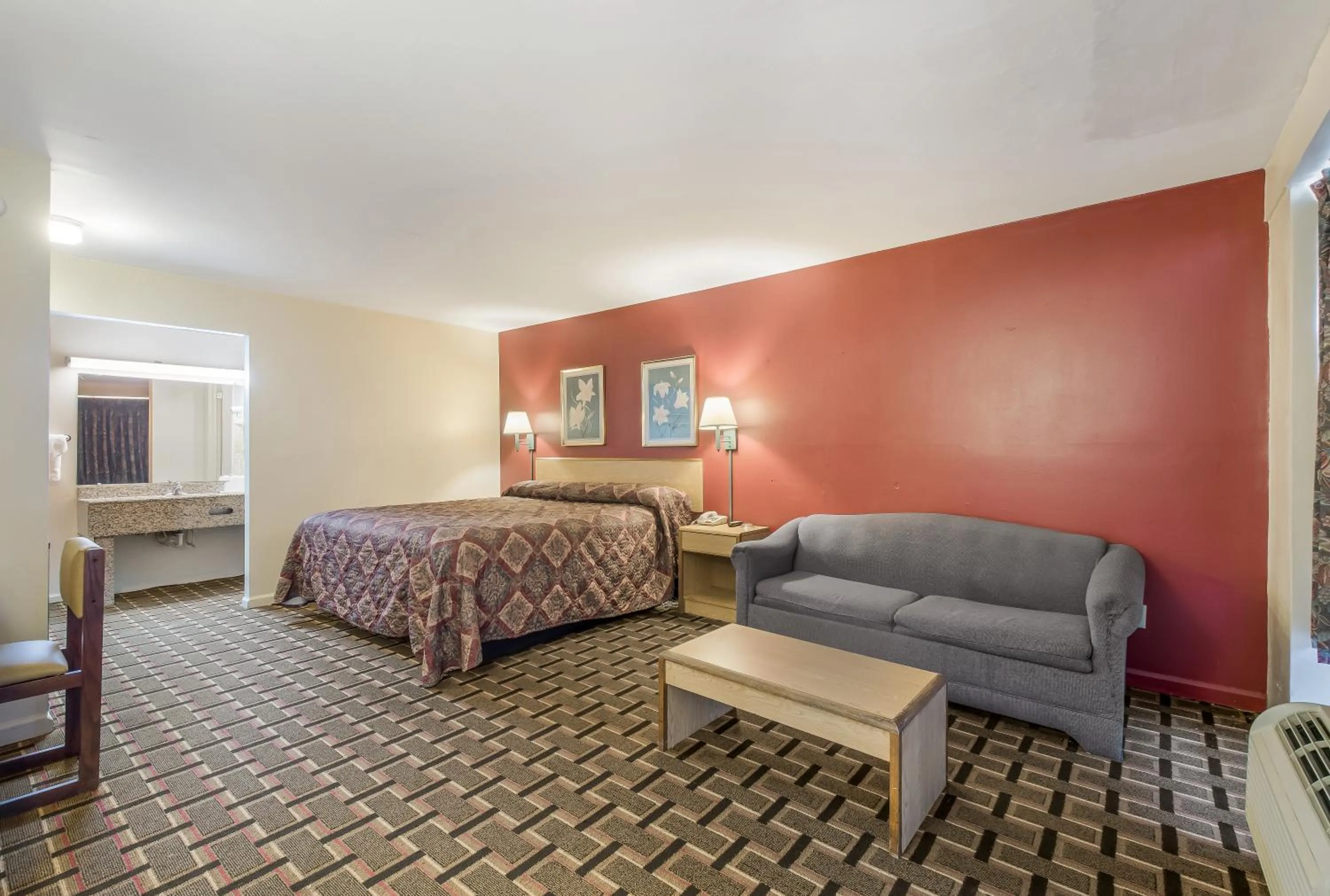 King Room - Smoking  in Knights Inn - Cleveland