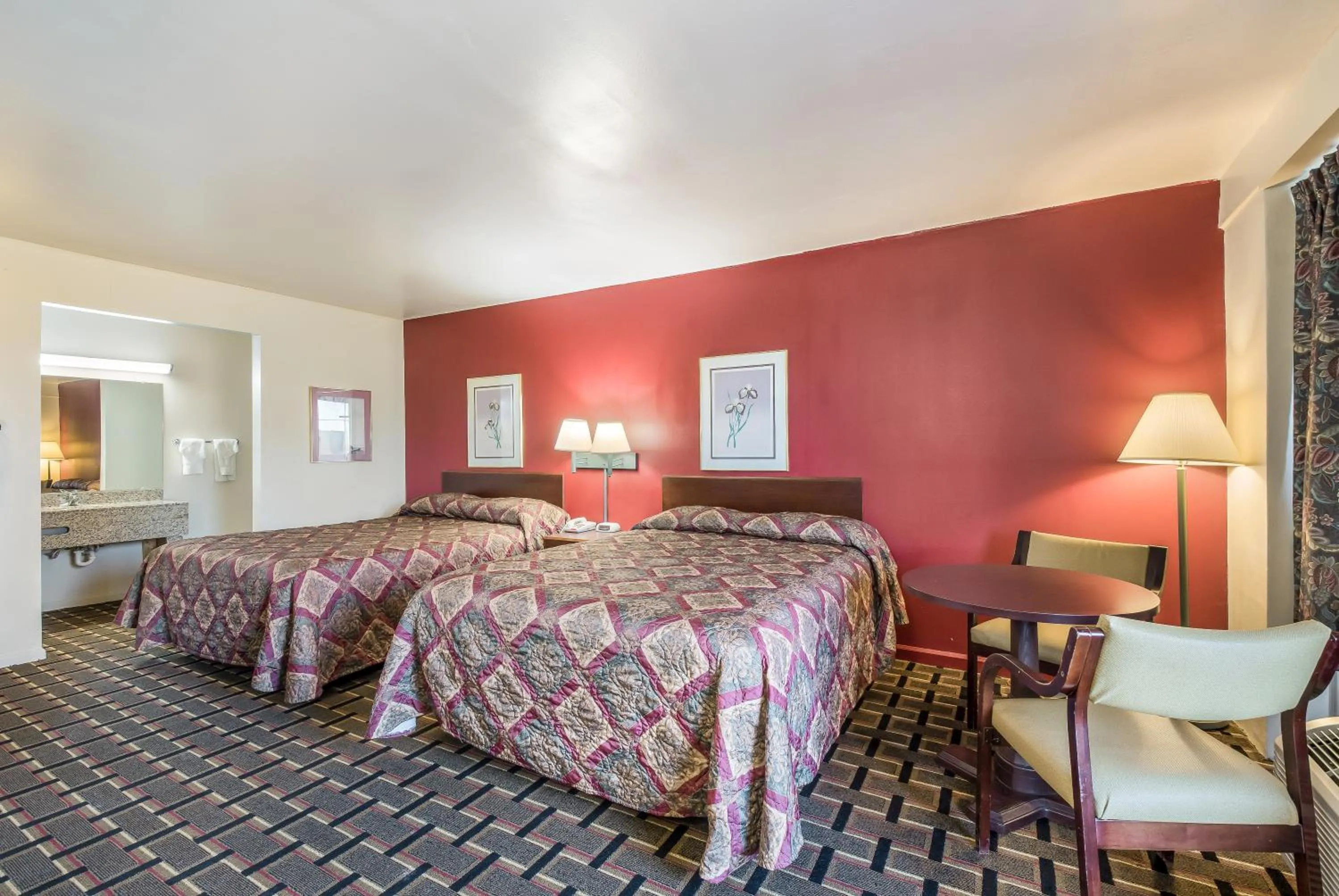 Queen Room in Knights Inn - Cleveland