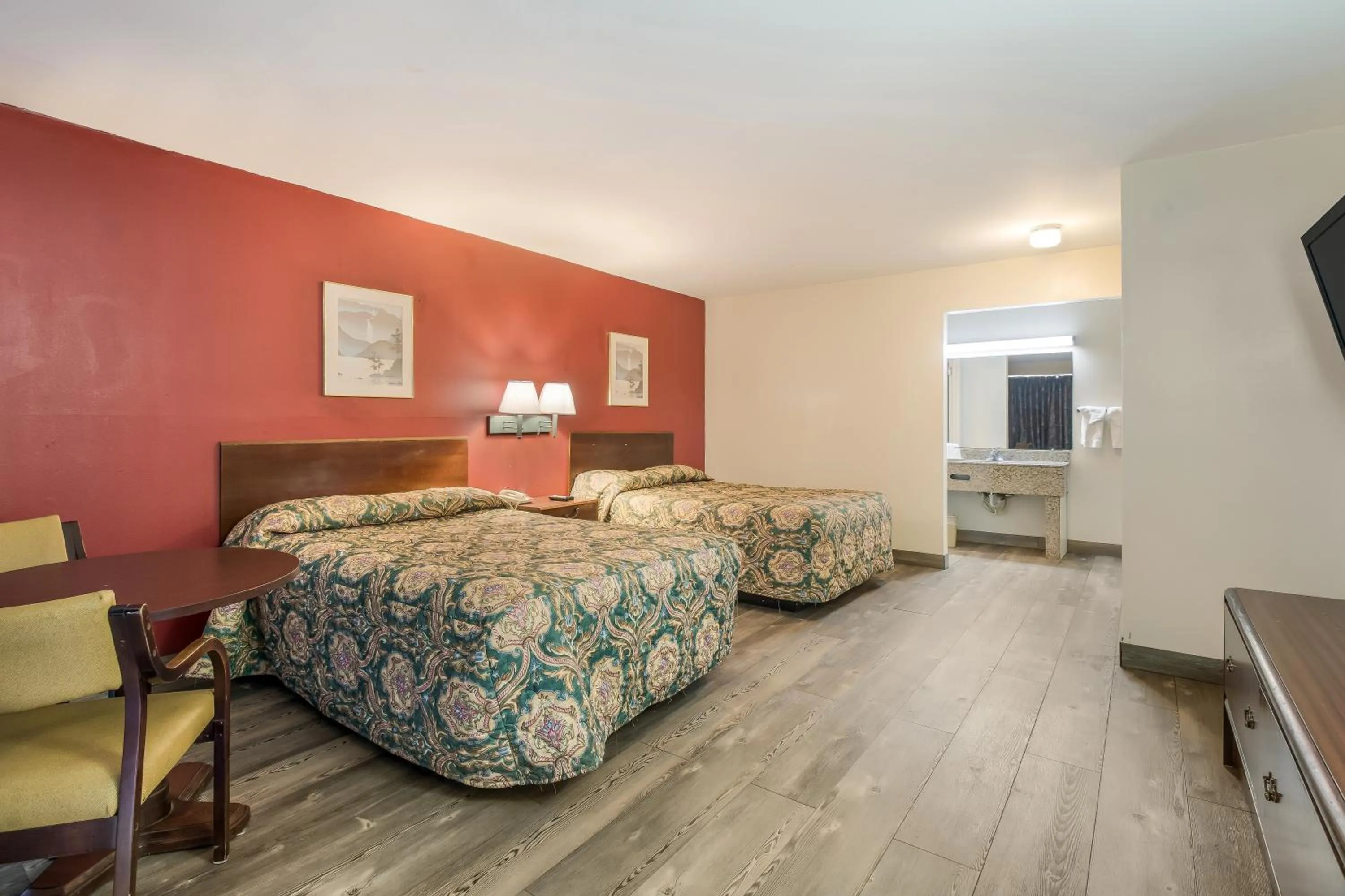 Double Room with Two Double Beds - Smoking in Knights Inn - Cleveland