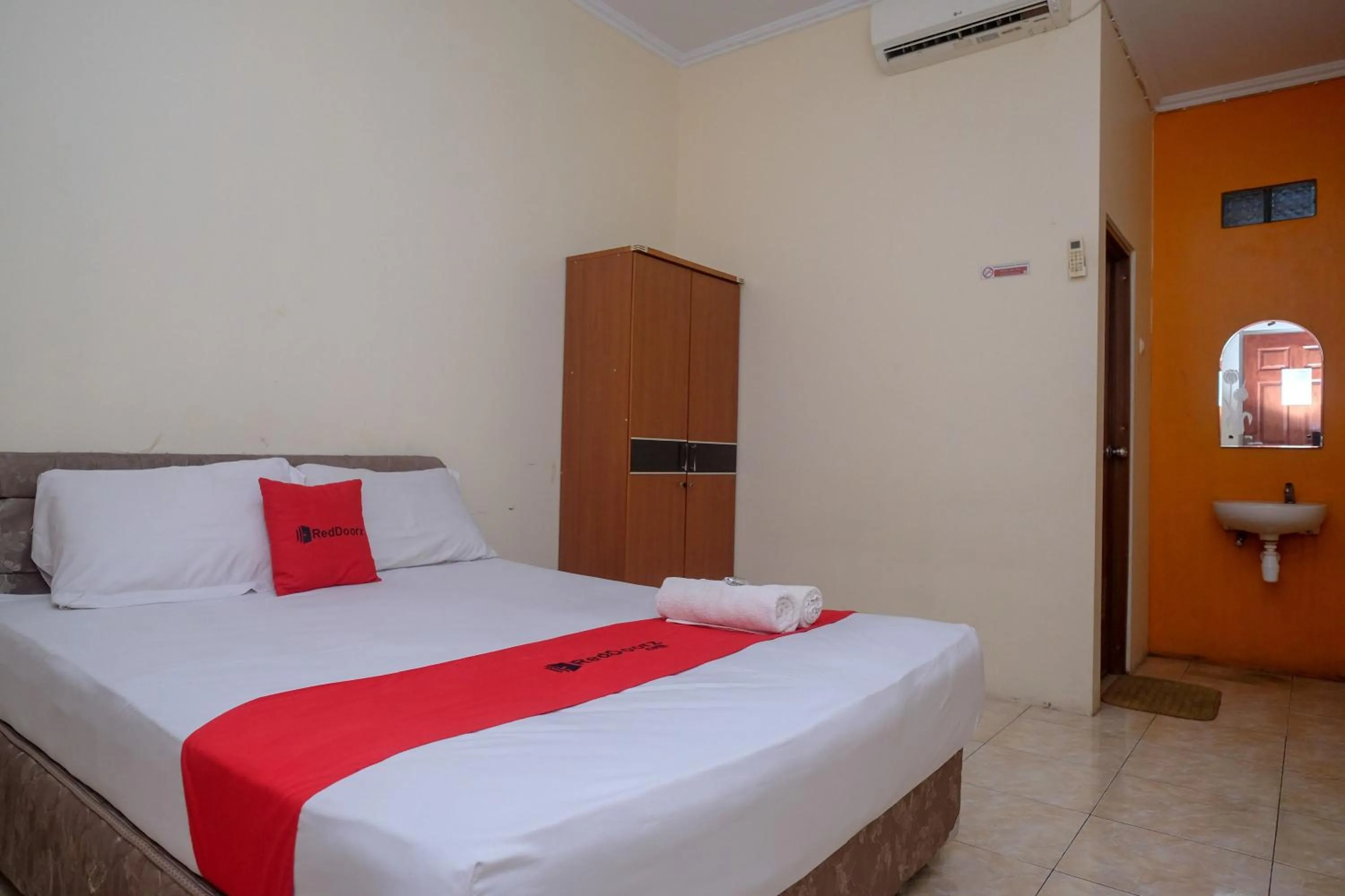 Deluxe Room in RedDoorz near Jalan Wolter Monginsidi Manado