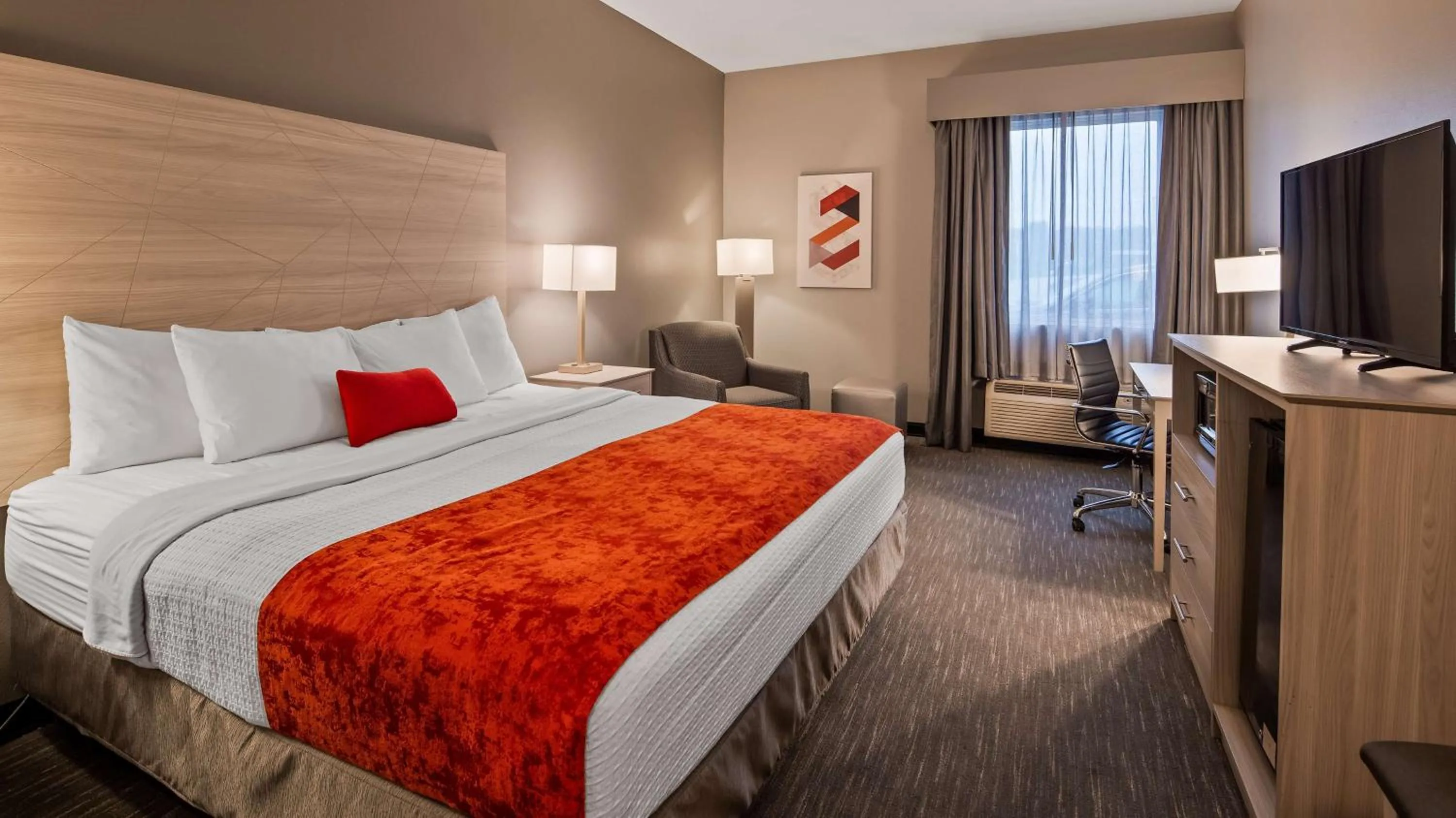 King Room with Roll In Shower - Mobility Access in Best Western Plus New Cumberland