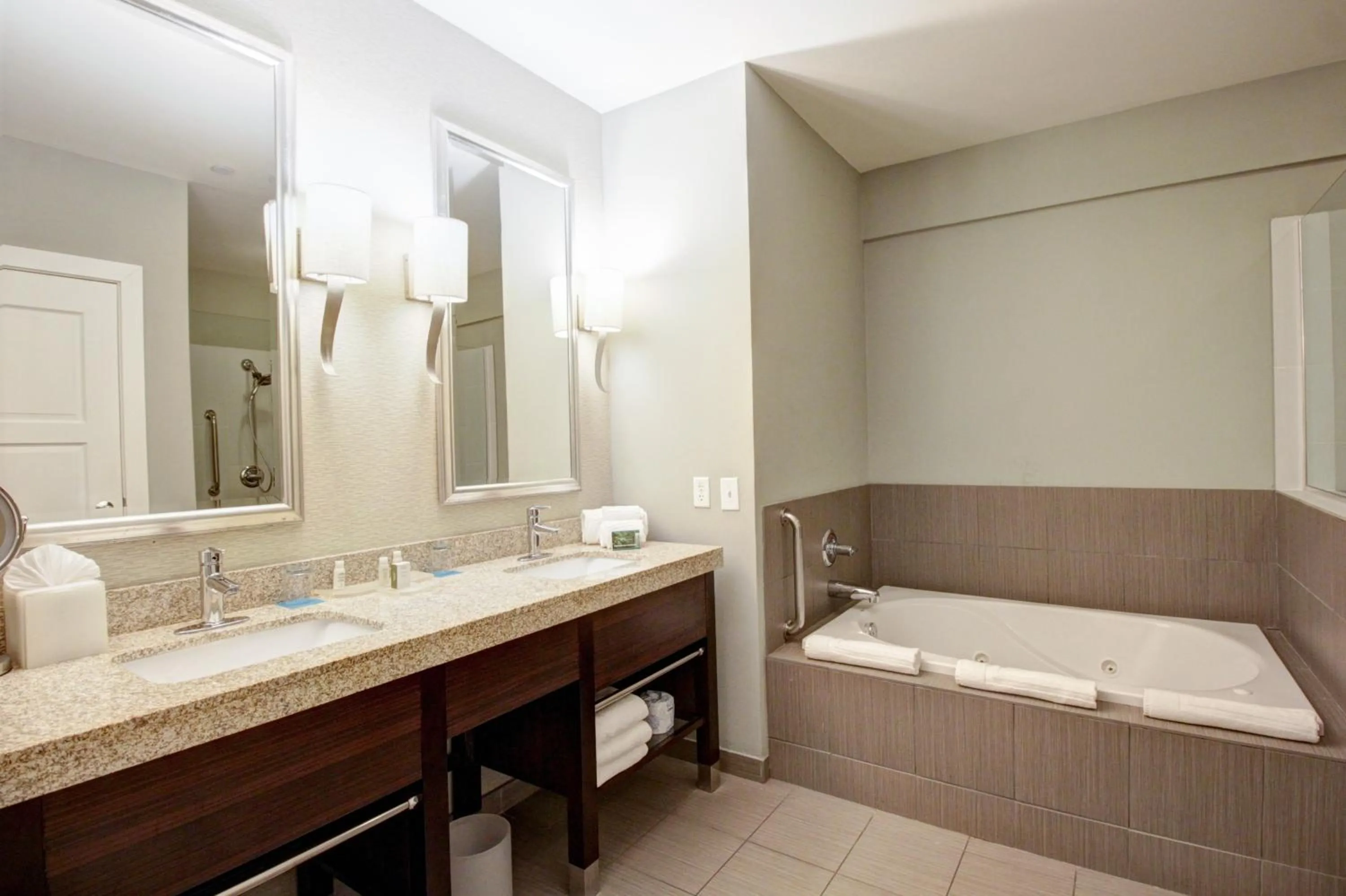 King Suite - Mobility Access Roll in Shower/Non-Smoking in Hotel Indigo Waco by IHG