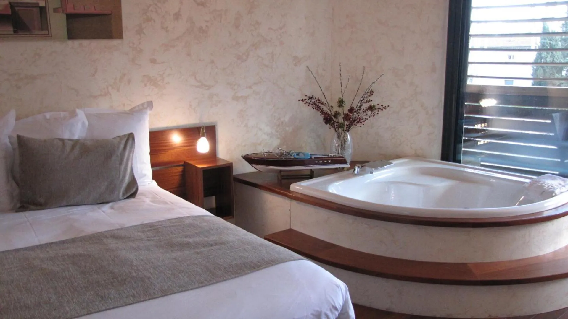 Suite with Spa Bath and Kitchenette in Ile du Gua Suites