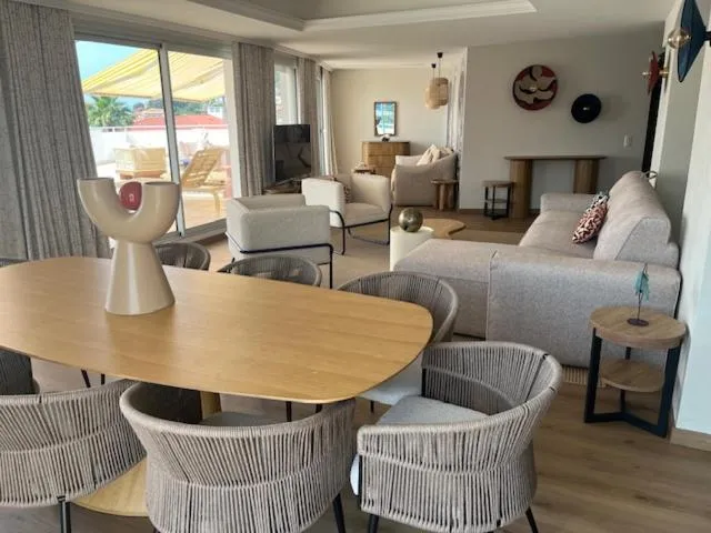 Apartment with Sea View in Résidence Carlton - Rénovée avec Piscine