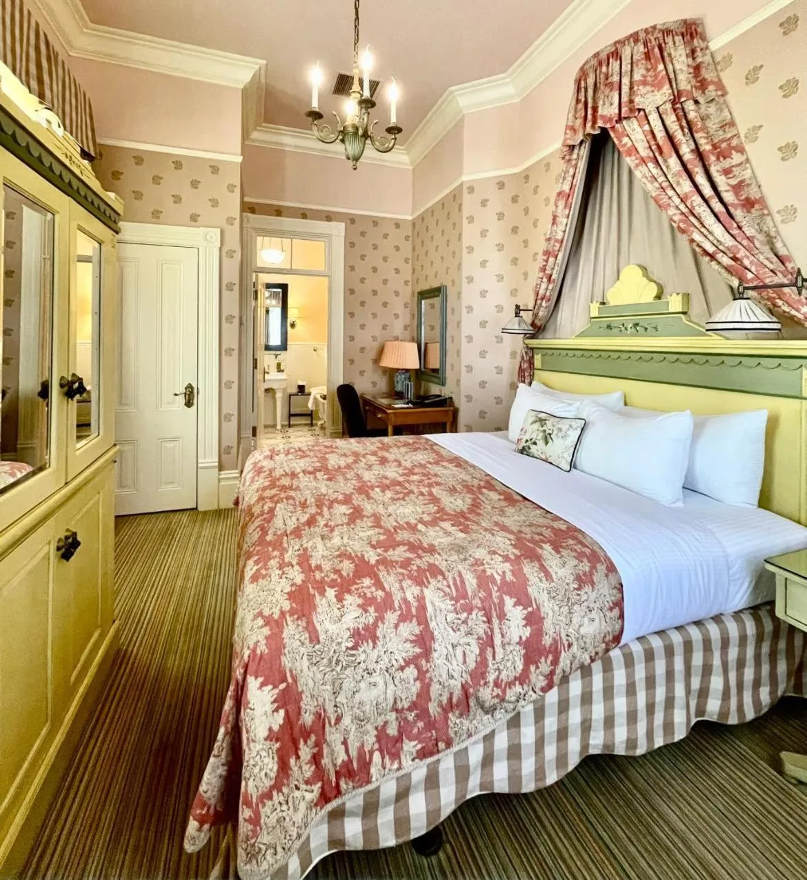 Deluxe King Room in Tallman Hotel