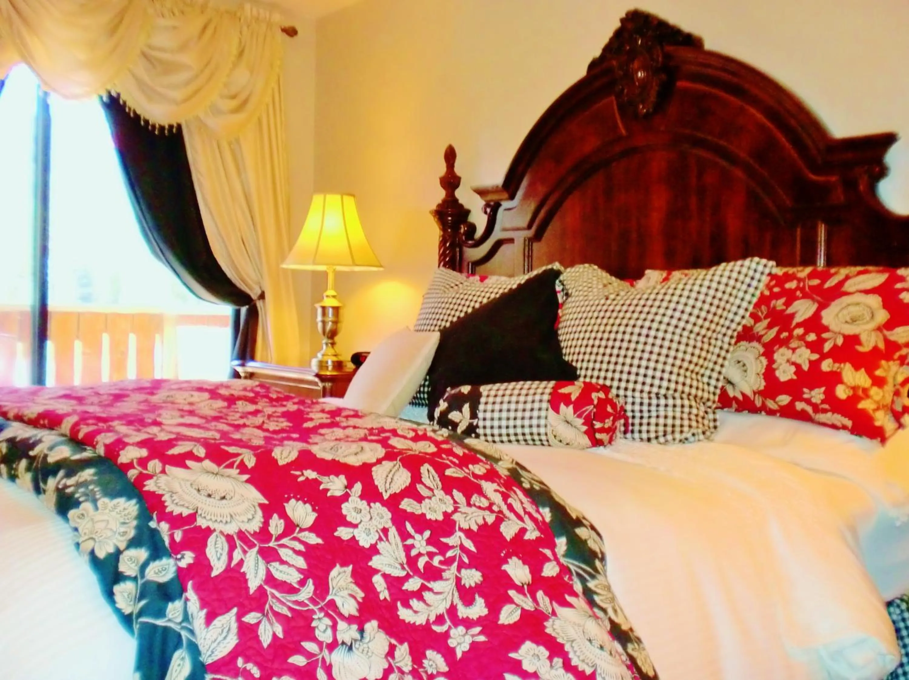 Superior King Room with Fireplace in The North Shore Inn