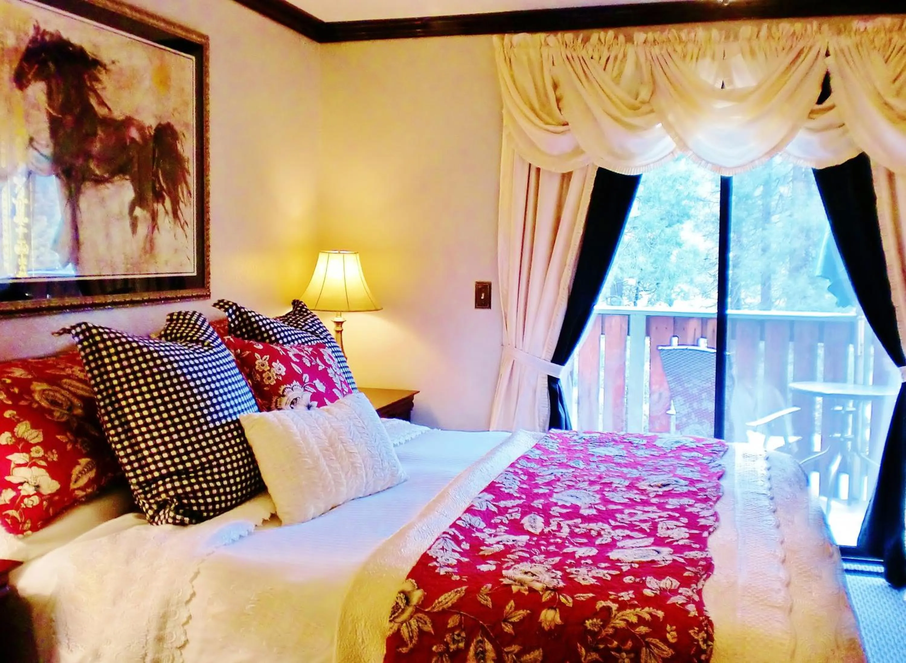 Deluxe King Room in The North Shore Inn