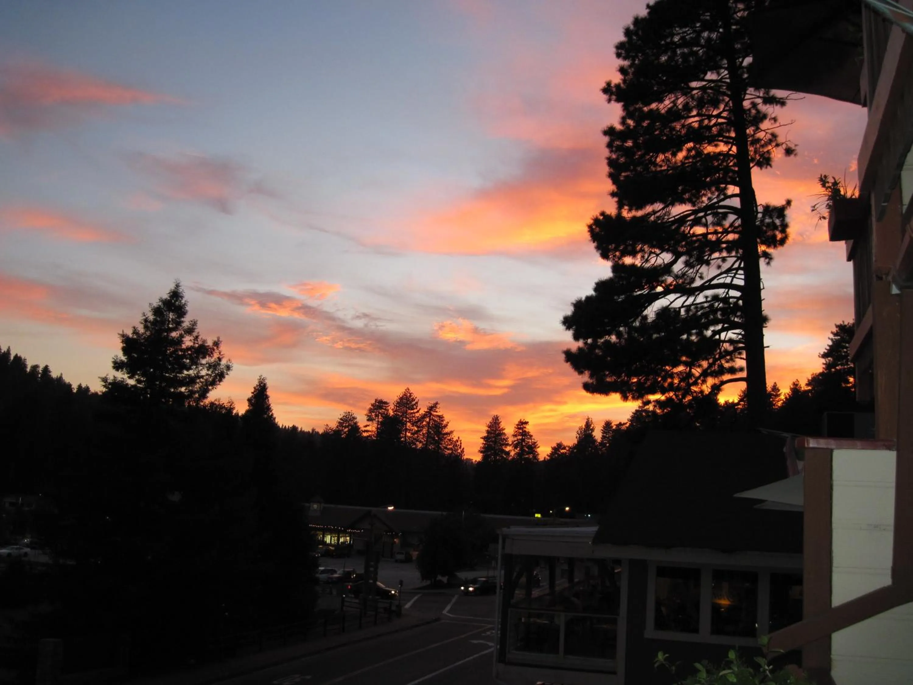 Deluxe Queen Room with Fireplace in The North Shore Inn