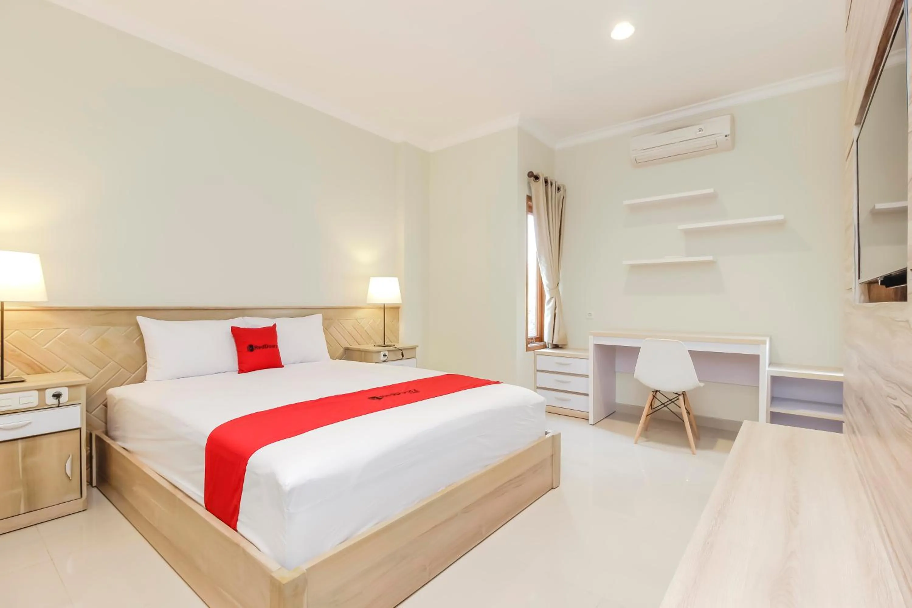 Suite in RedDoorz Premium near Ragunan Zoo 2