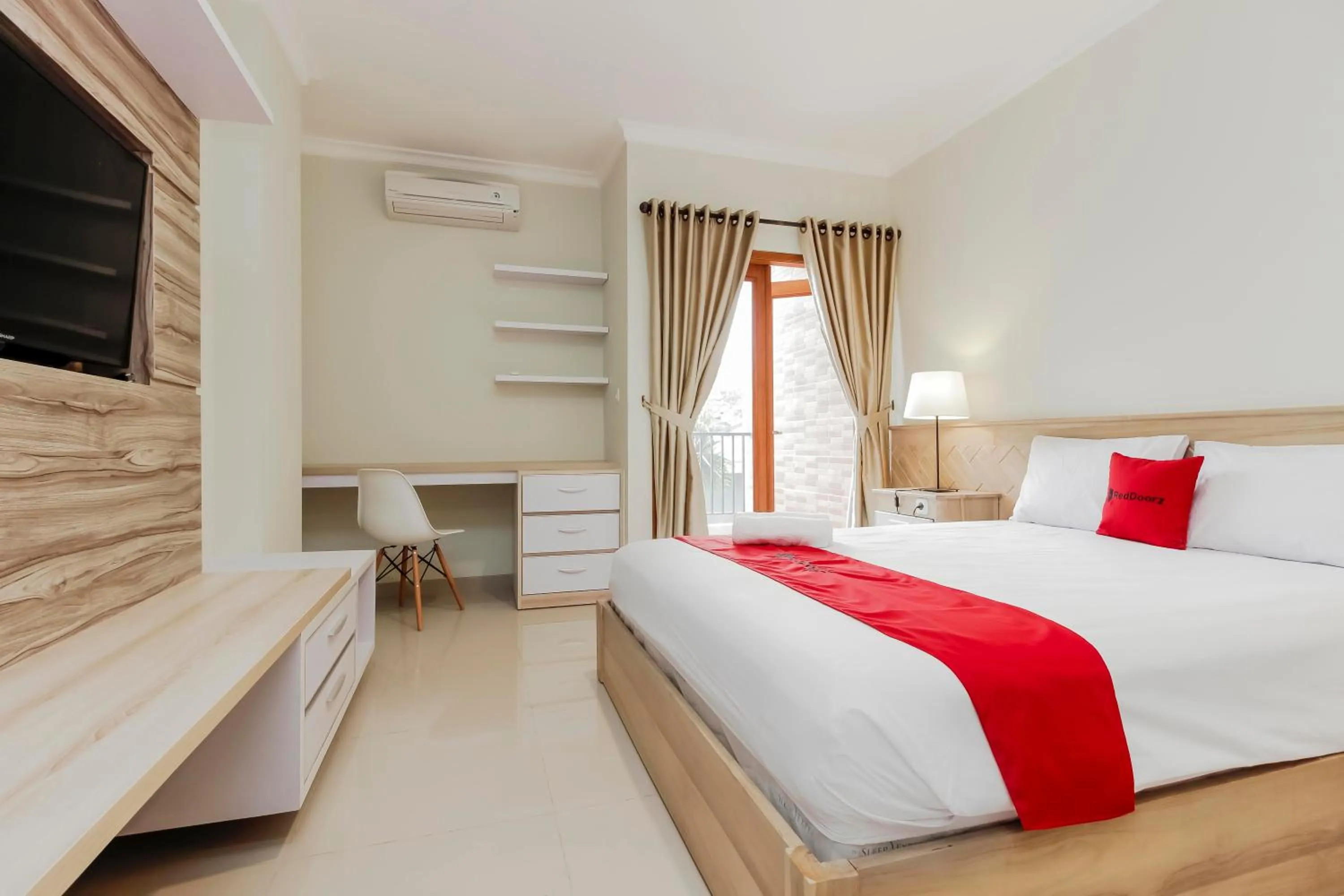 Deluxe Room in RedDoorz Premium near Ragunan Zoo 2