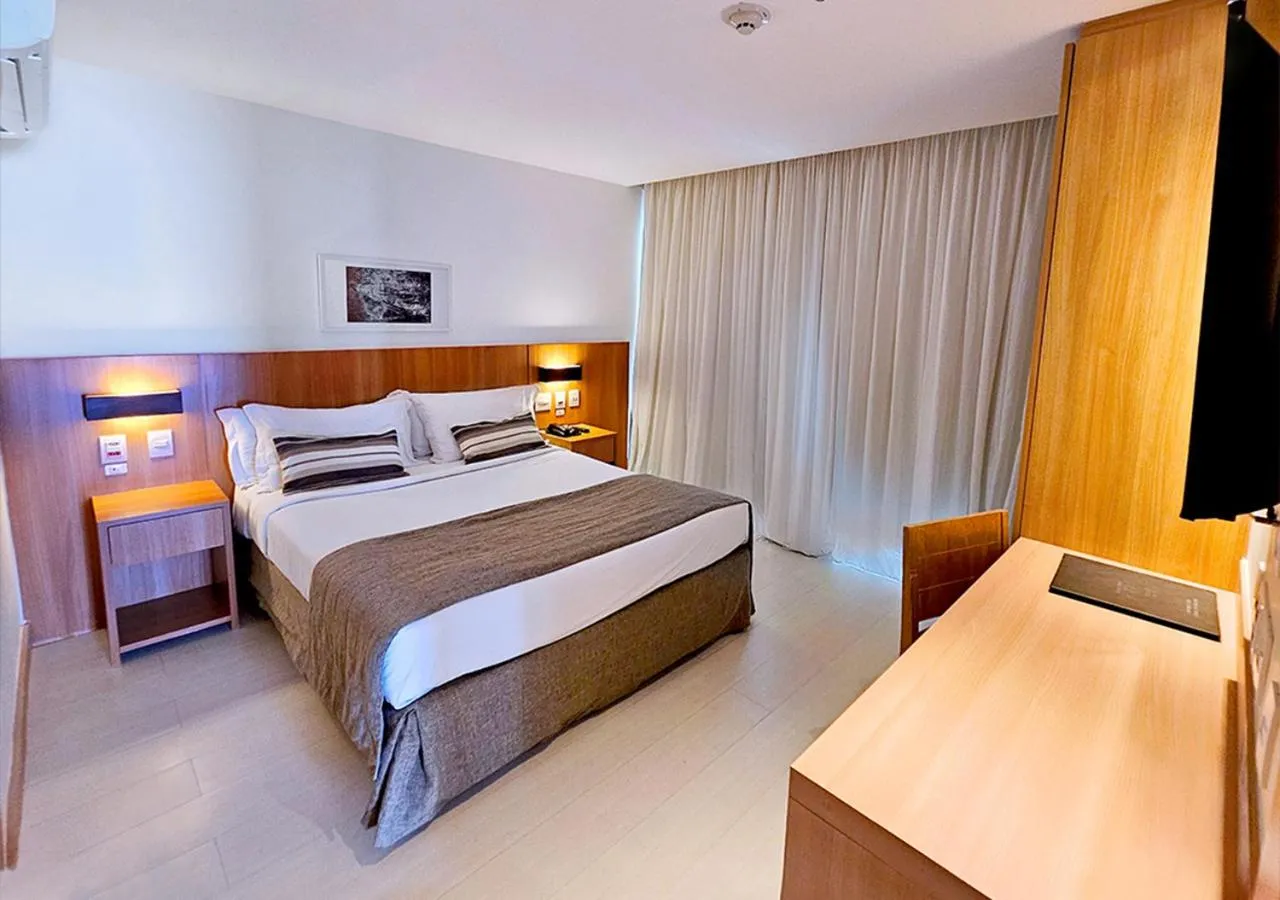 Quarto Superior com Cama Casal e Vista Lateral do Mar in Riale Brisa Barra