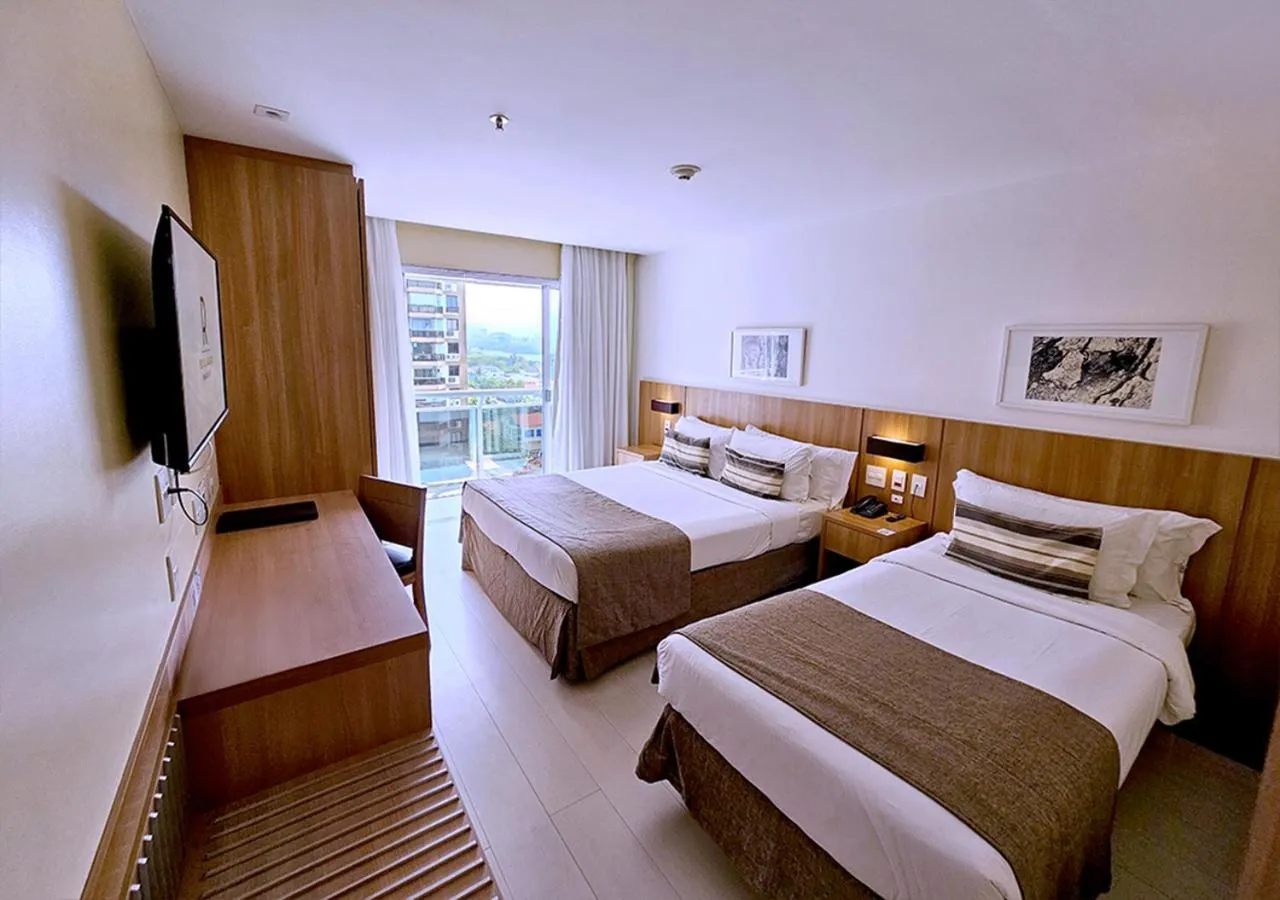 Quarto Triplo Superior Vista Lateral Mar com Banheira de Hidromassagem e Varanda in Riale Brisa Barra