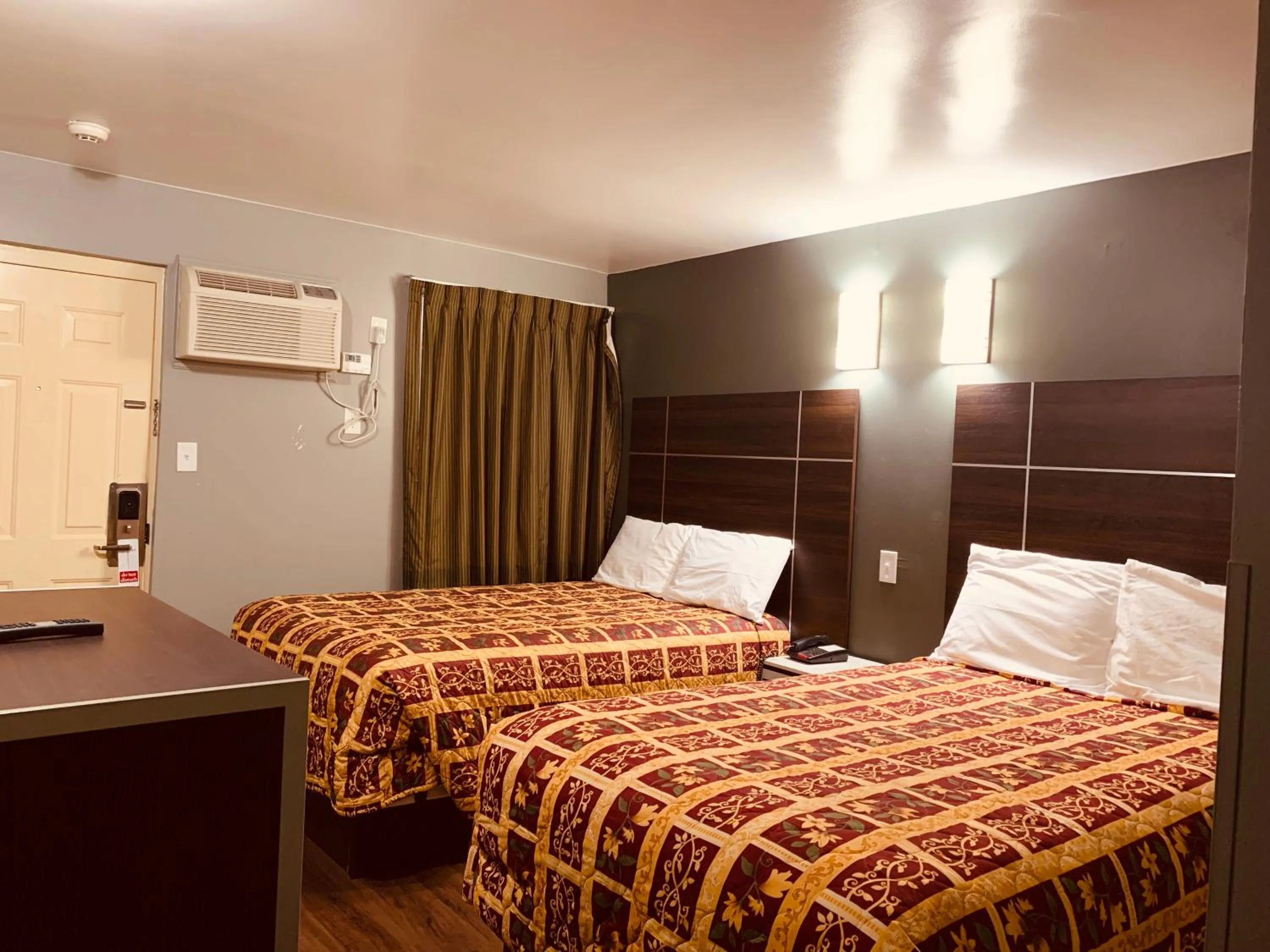 Double Room with Two Double Beds - single occupancy - Smoking in Red Carpet Inn - Norristown