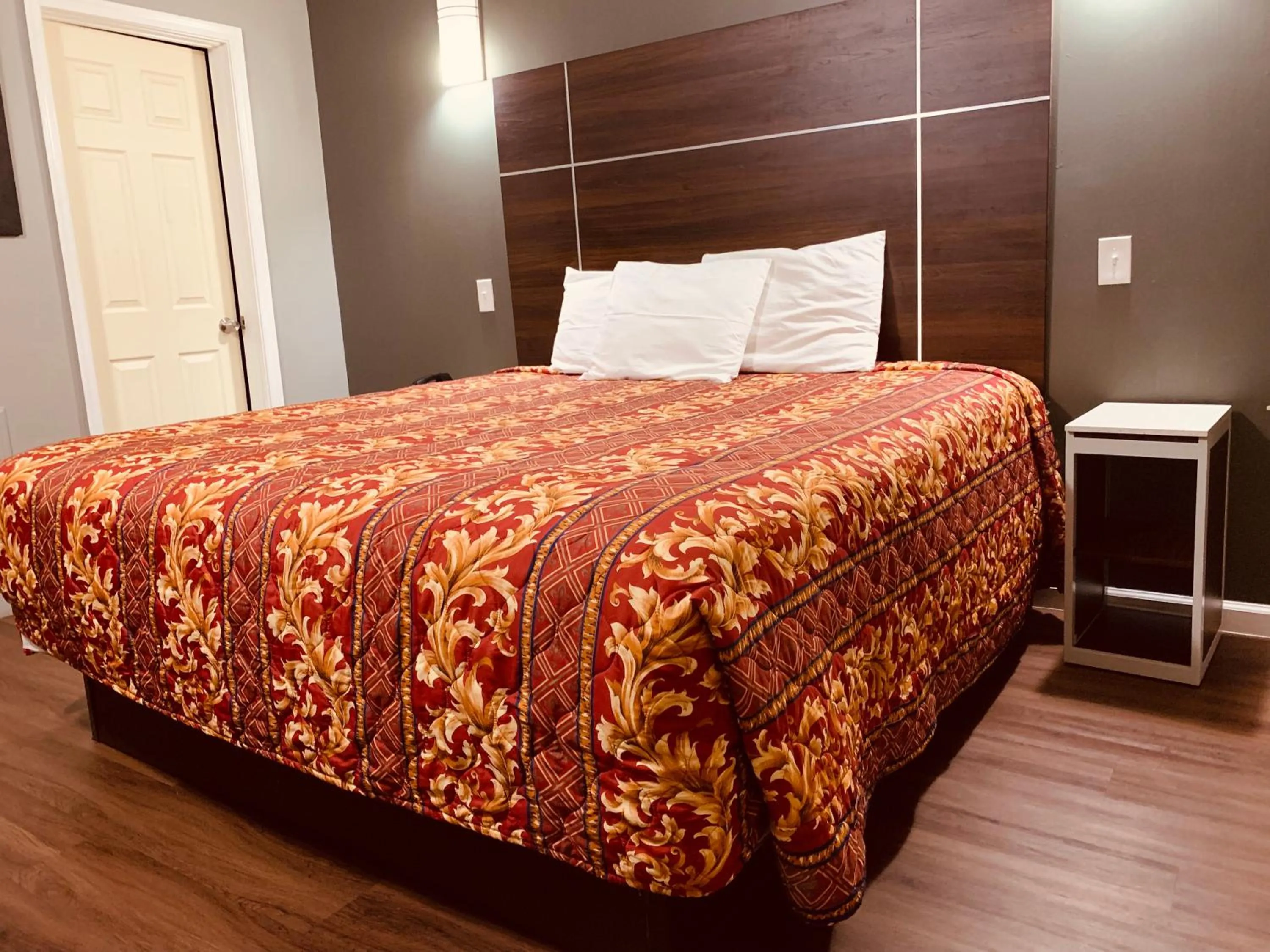 King Room - single occupancy - Smoking  in Red Carpet Inn - Norristown