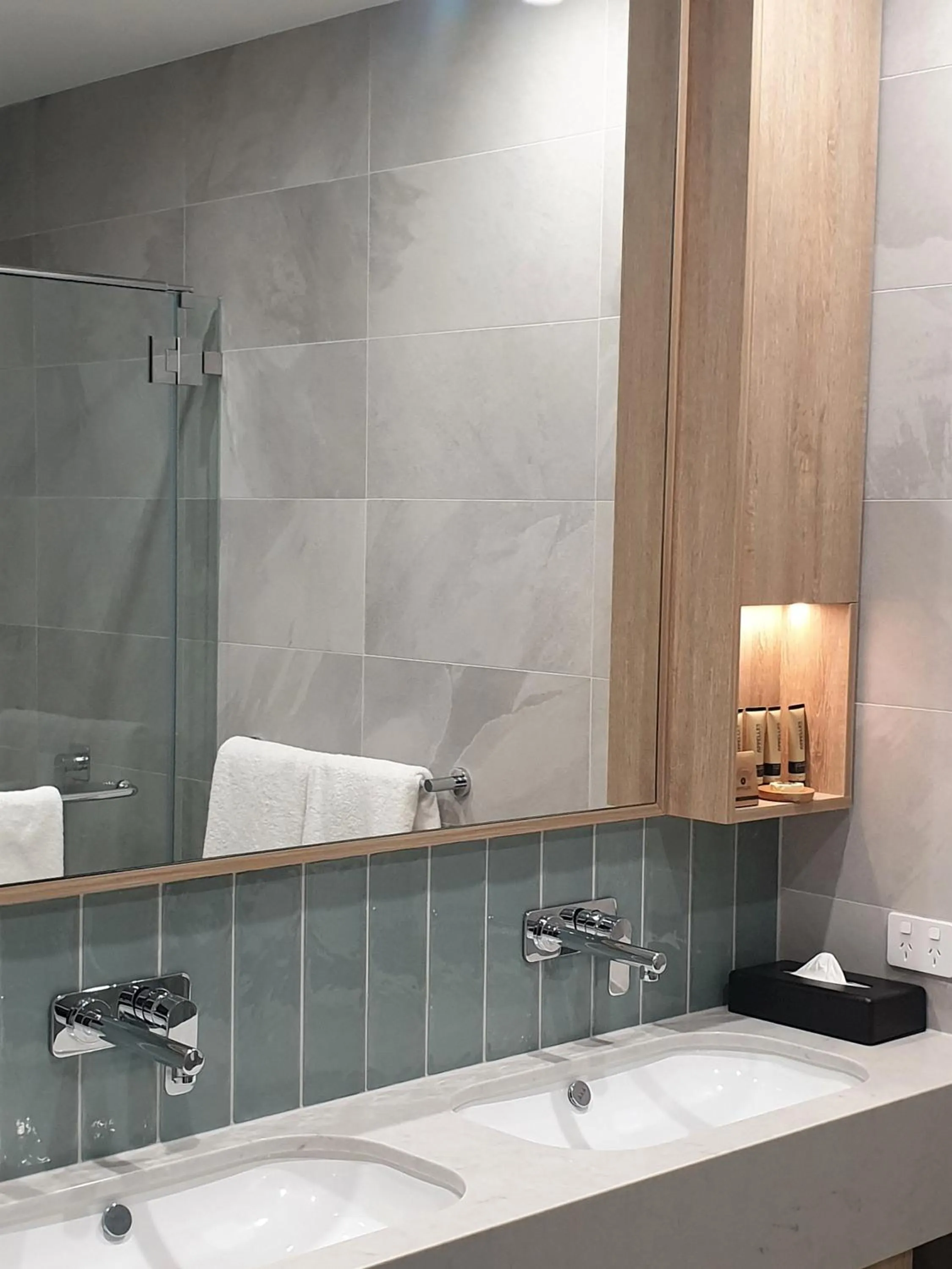 Superior King Twin Room in Ingot Hotel Perth, an Ascend Collection Hotel