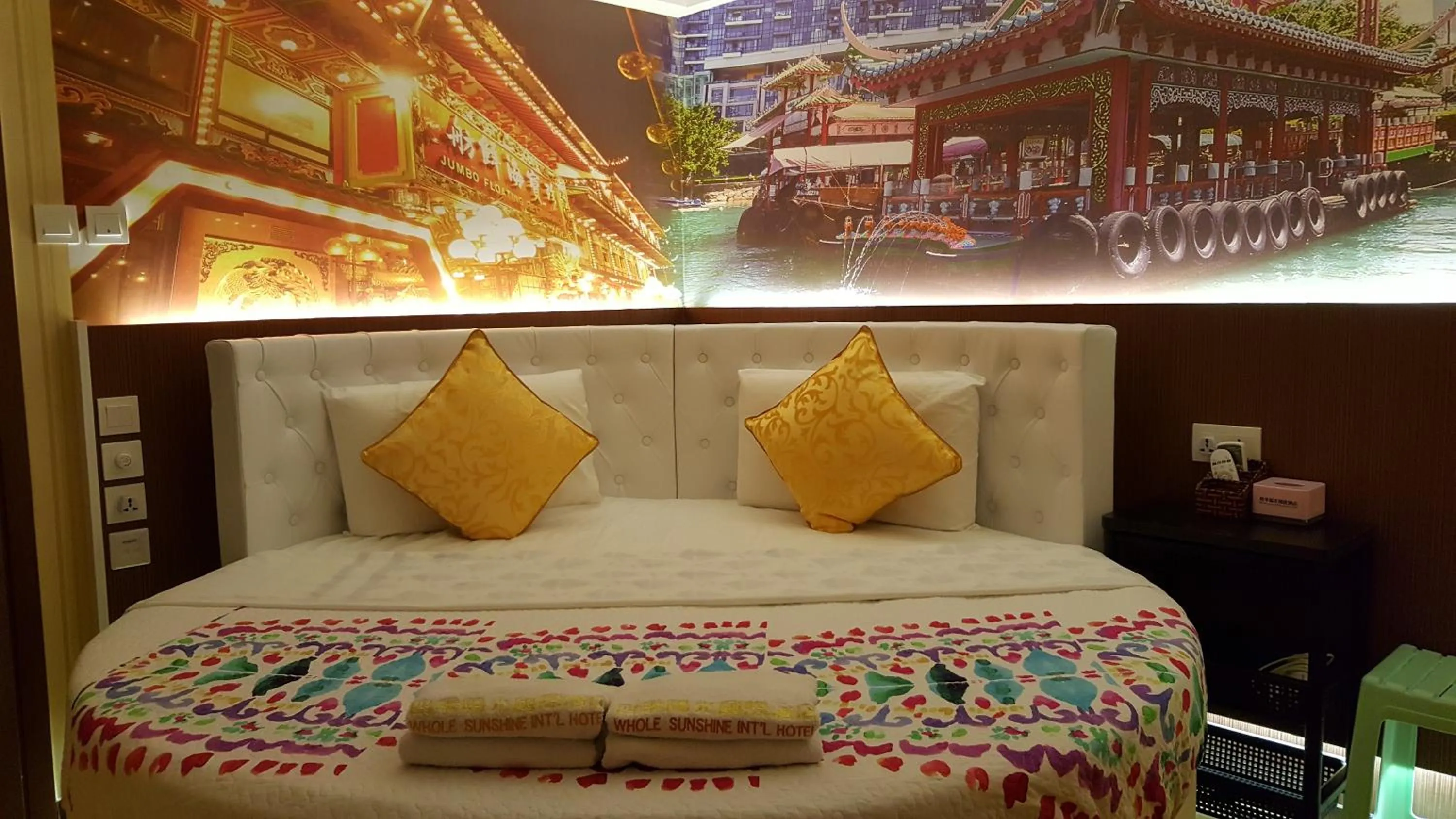 Queen Room in Whole Sunshine International Guest House