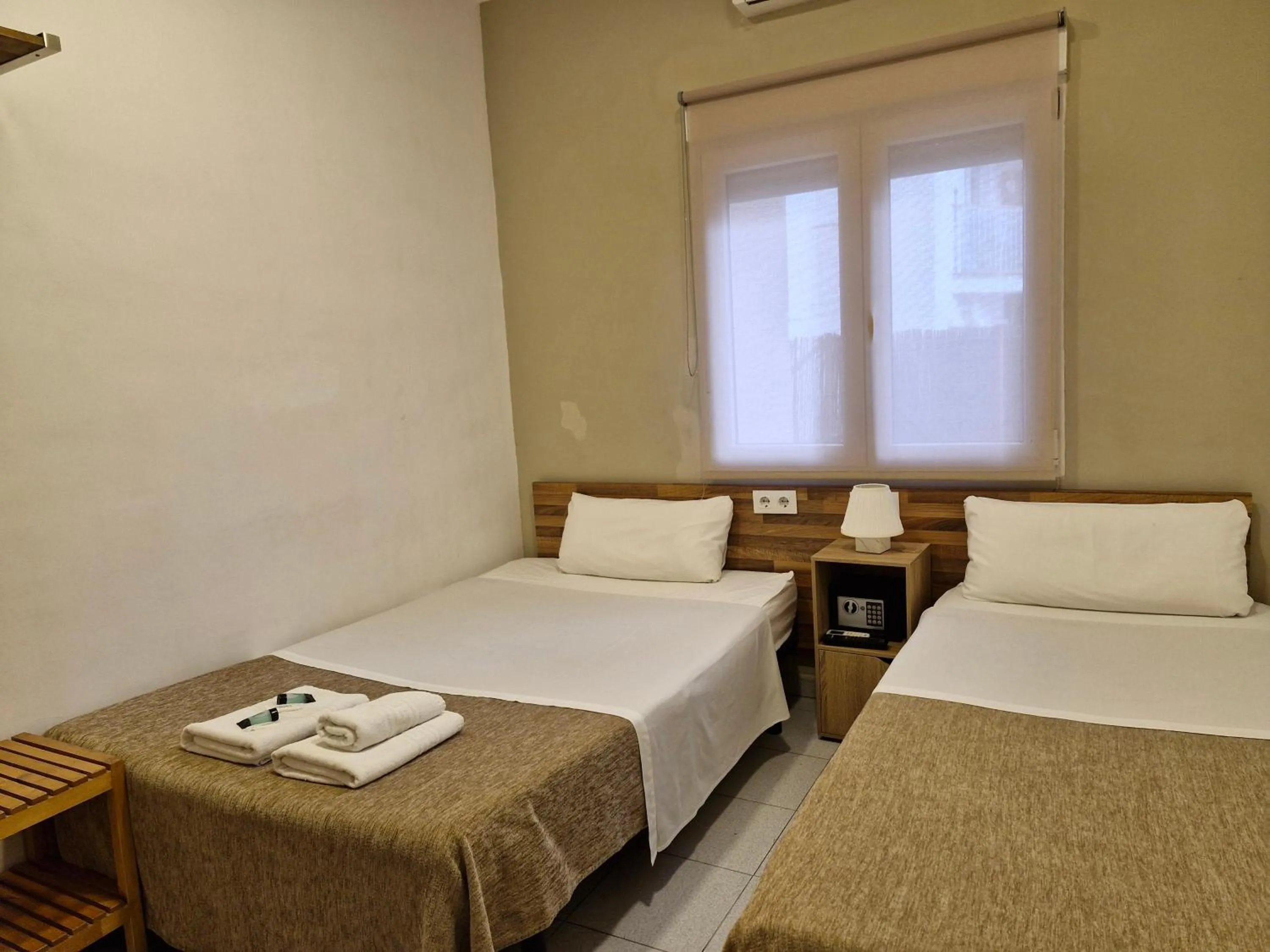 Twin Room with Shared Bathroom in Hostal Elkano