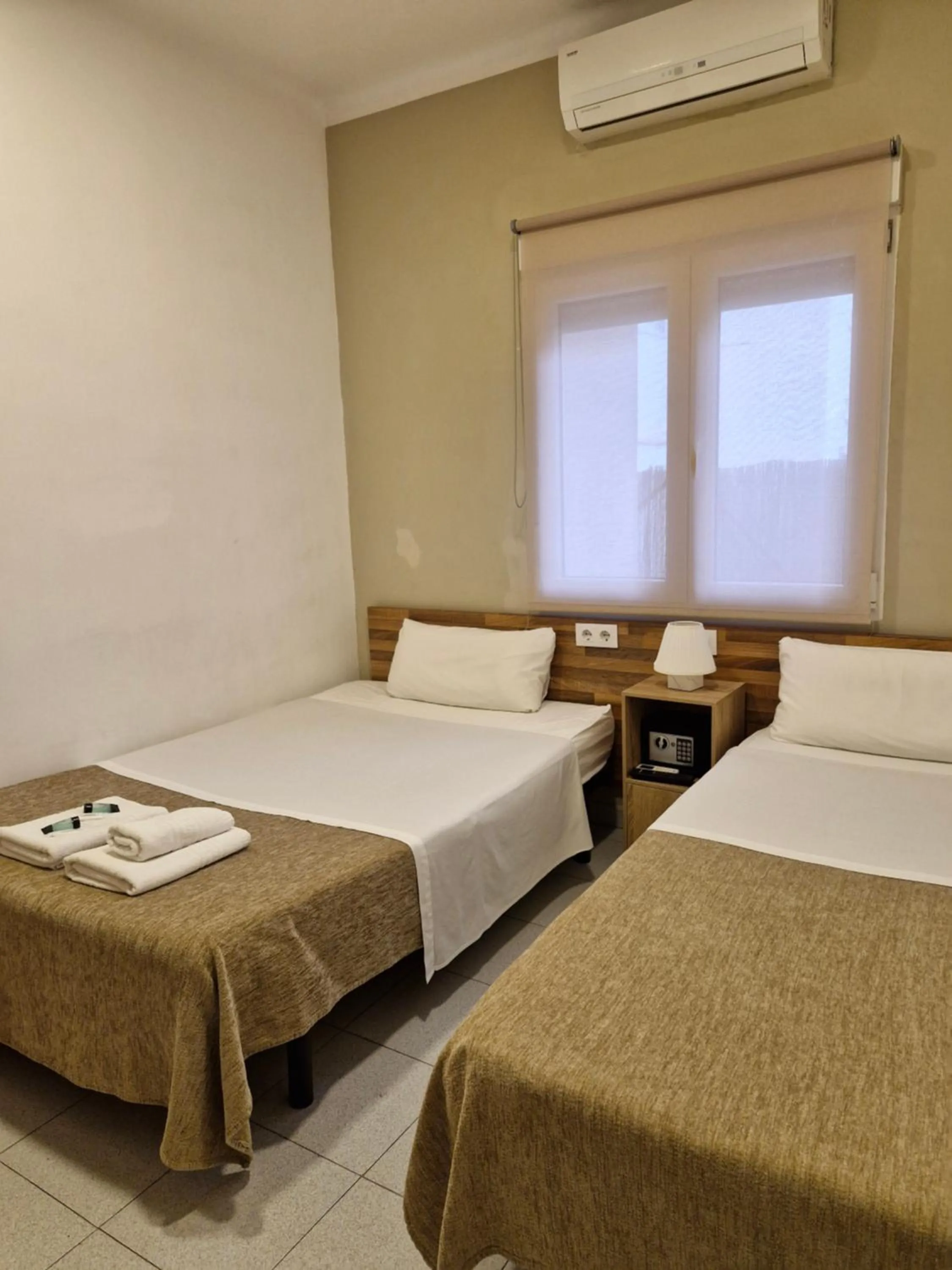 Twin Room with Private Bathroom in Hostal Elkano