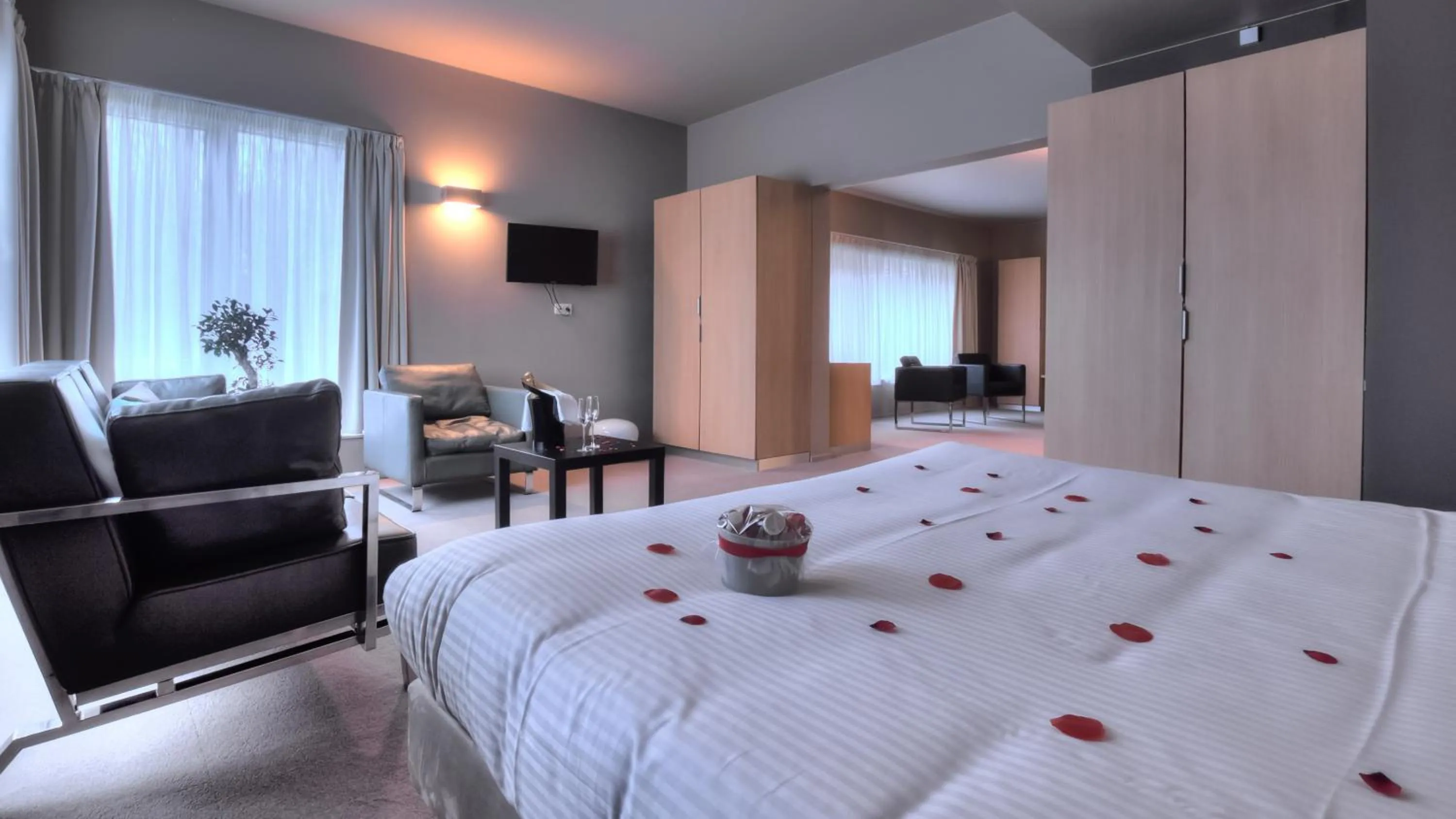 Prestige Suite with Spa Bath in Utopia Hotel - Art & Nature Hotel