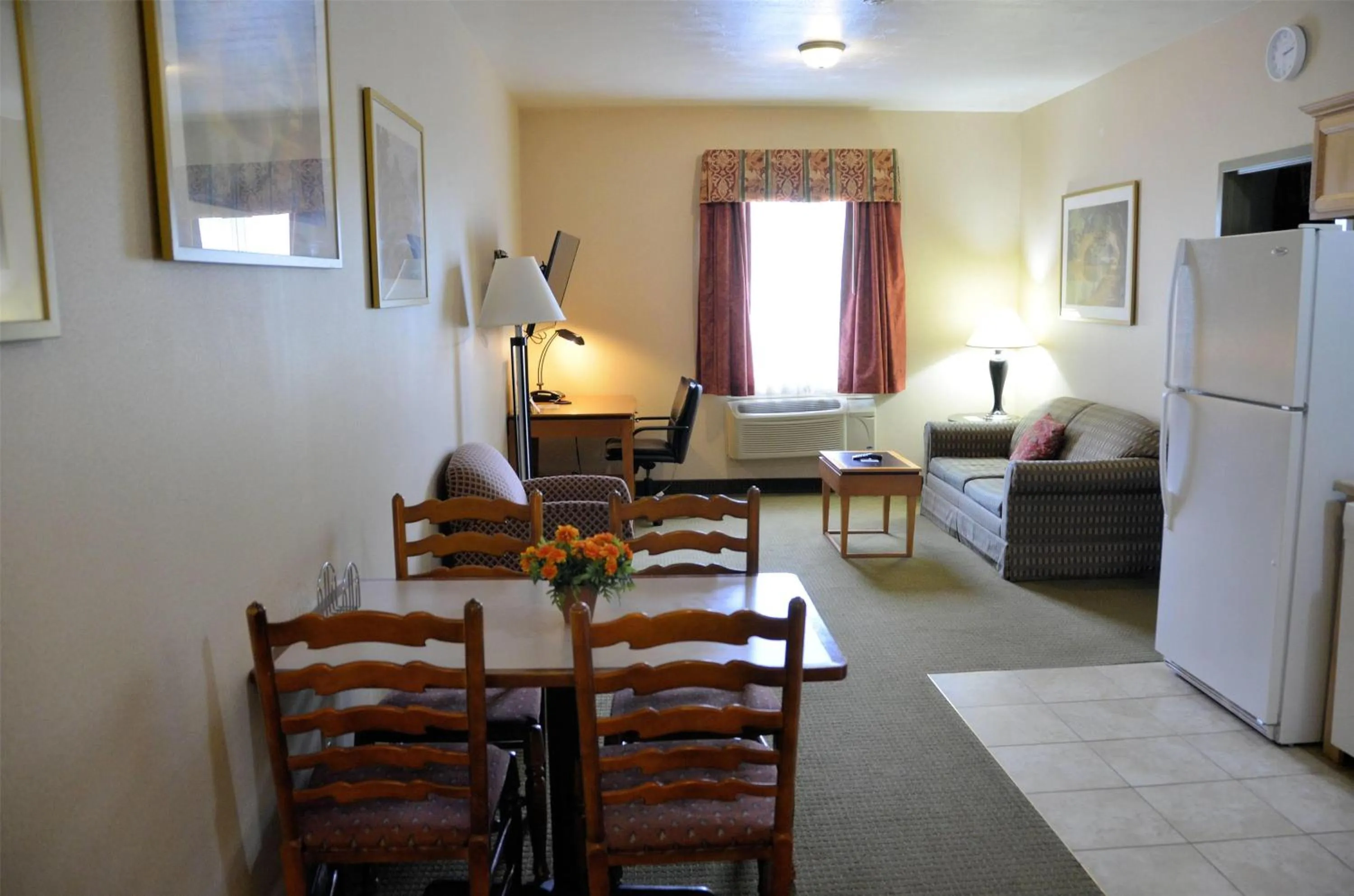 Queen Suite - Non-Smoking in Days Inn by Wyndham Luray Shenandoah