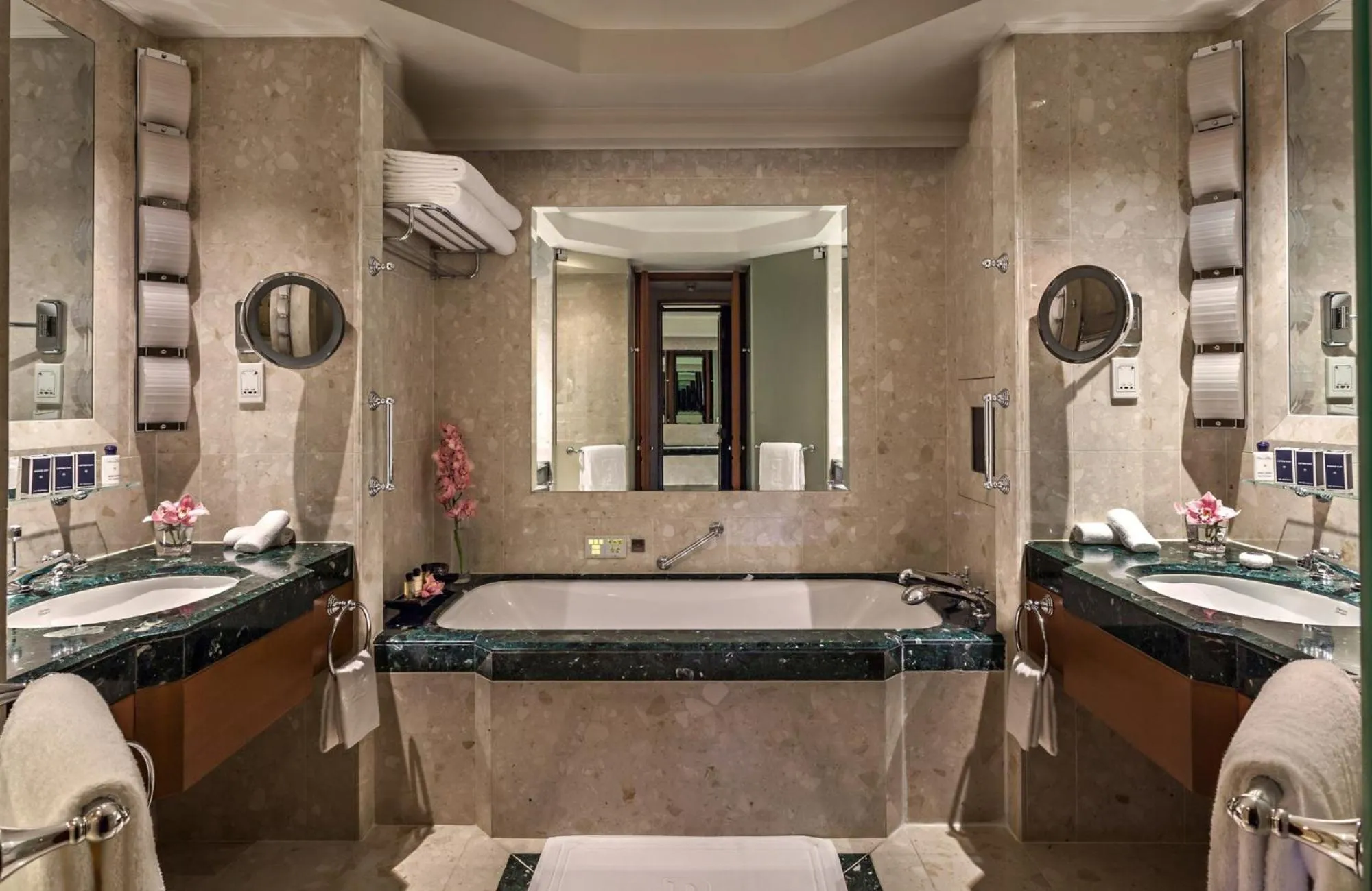 Grand Deluxe King Room with Balcony in The Peninsula Bangkok