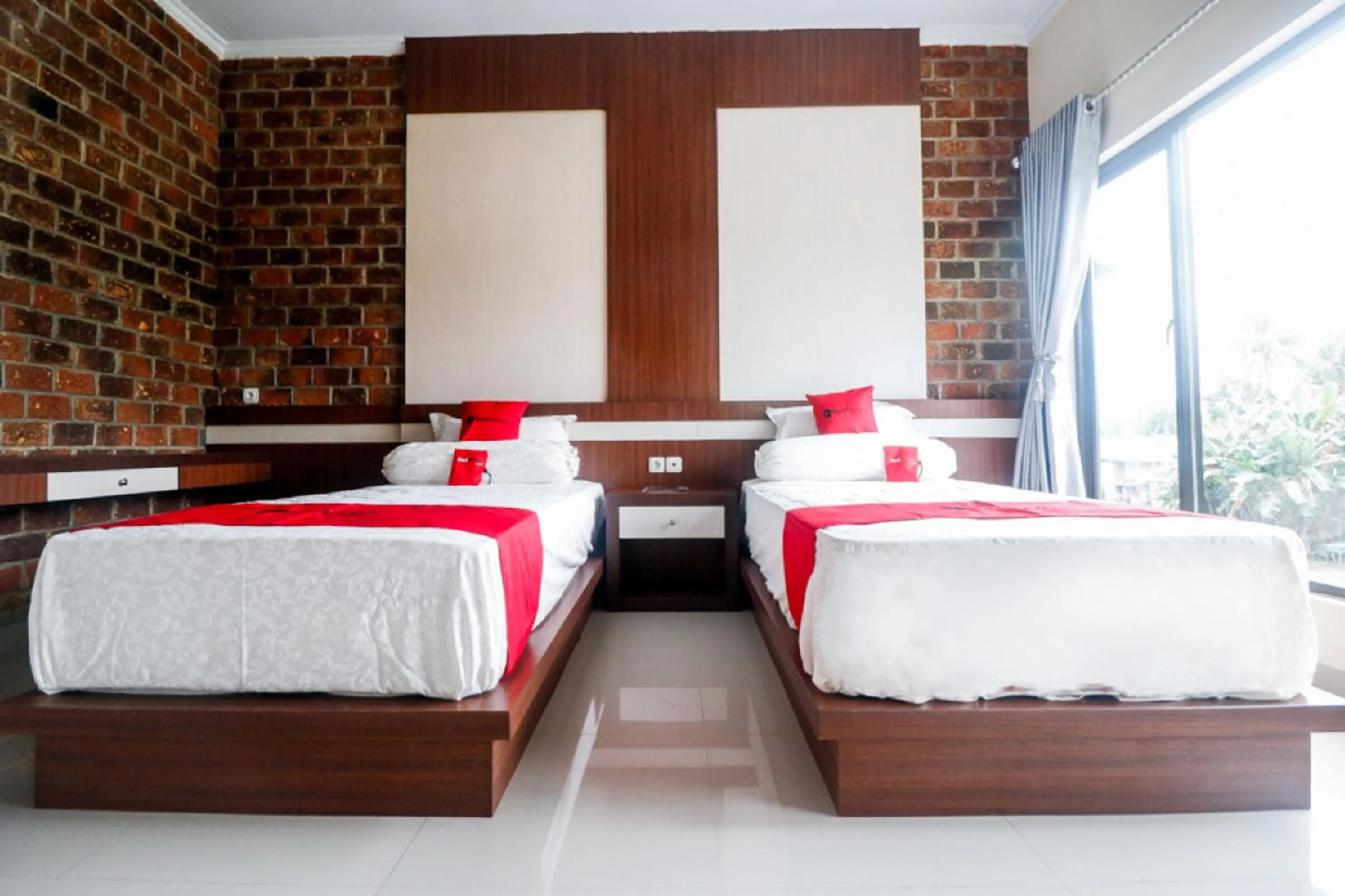 Standard Twin Room in RedDoorz Plus near Kualanamu Airport Medan
