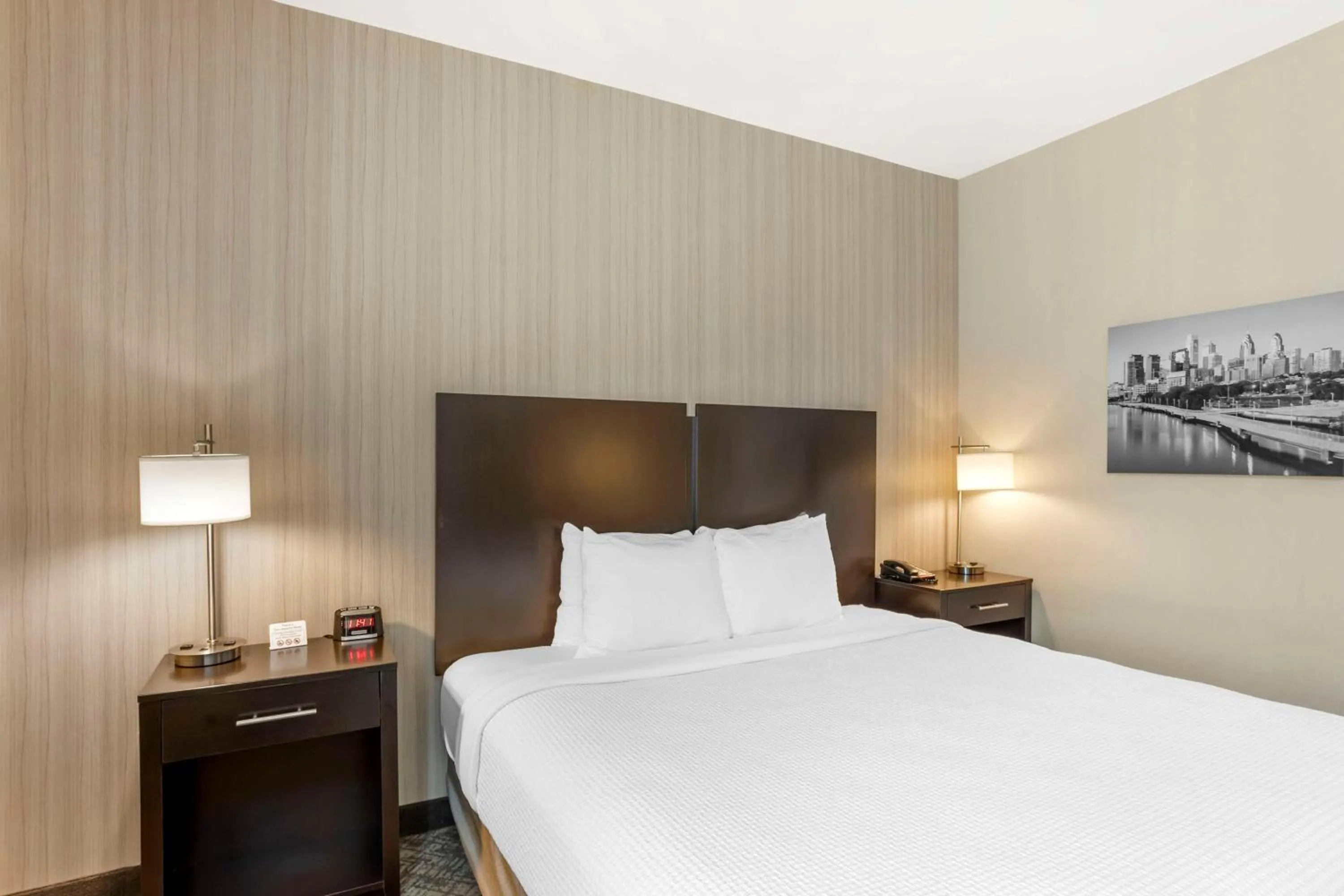 King Room with Roll-In Shower - Disability Access in Best Western Plus Philadelphia-Pennsauken Hotel