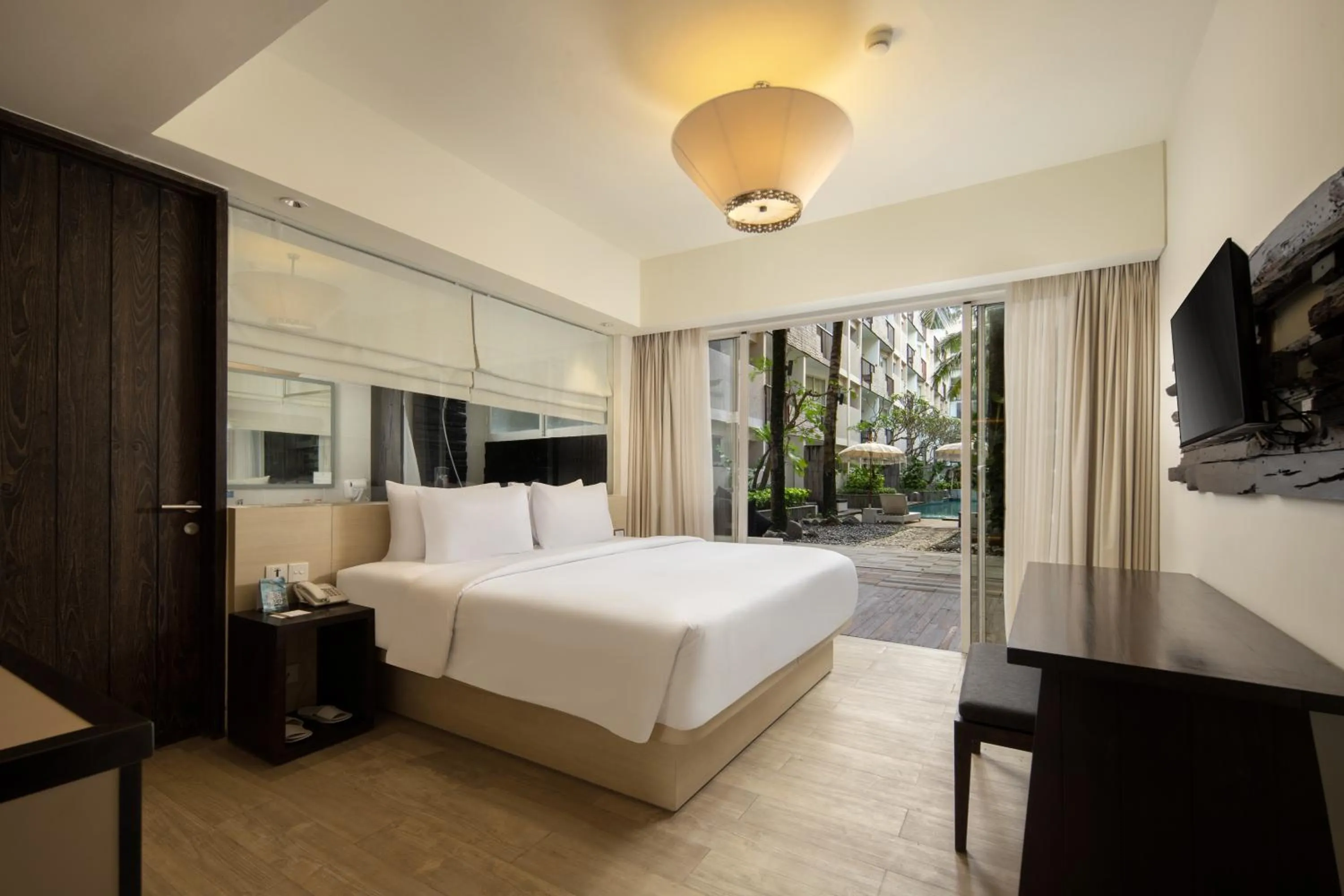 Poolside Grand Deluxe Double Room with Bathtub and Pool View in The Akmani Legian