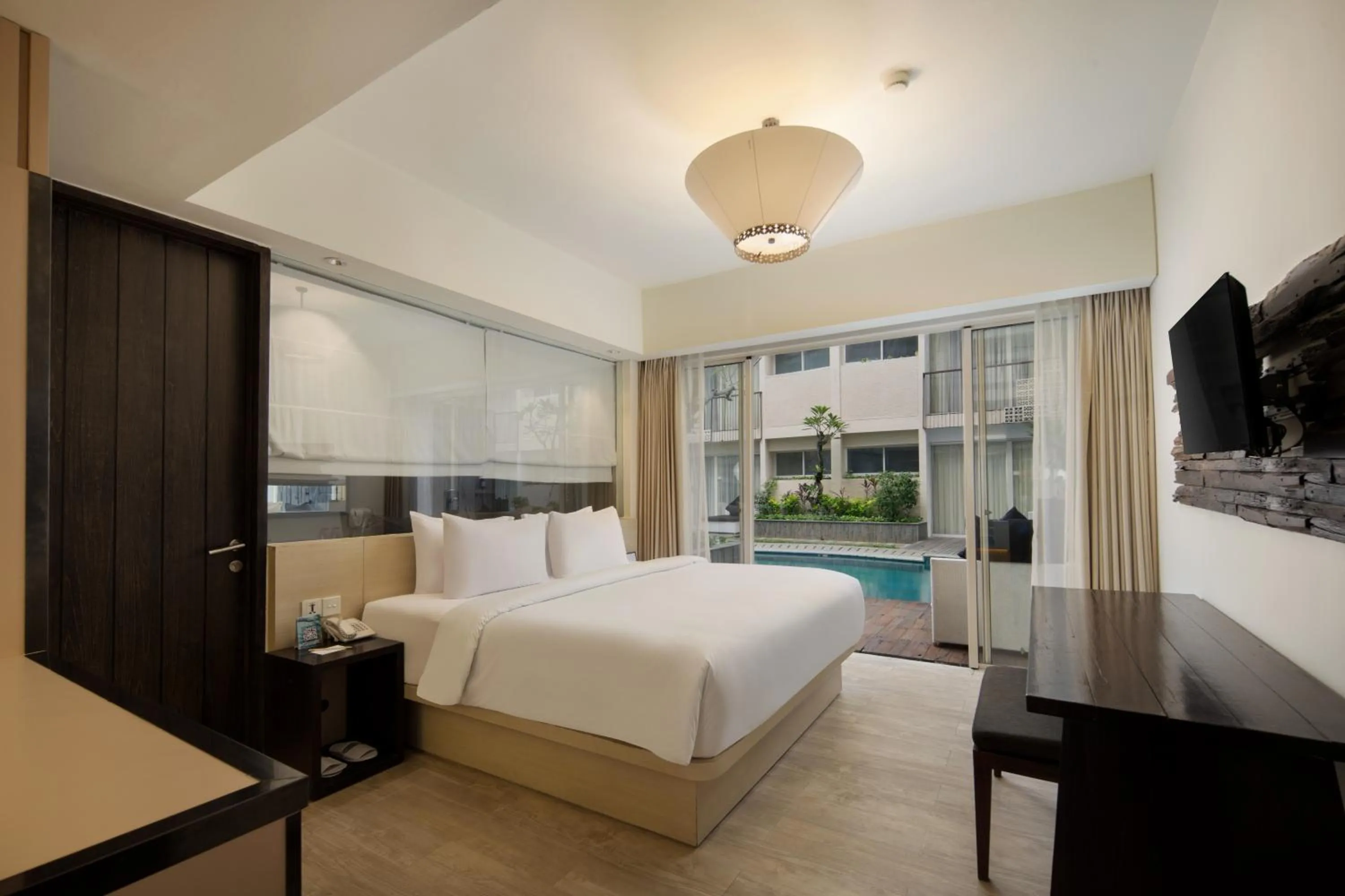 Pool Access Grand Deluxe Double Room with Bathtub and Pool View in The Akmani Legian