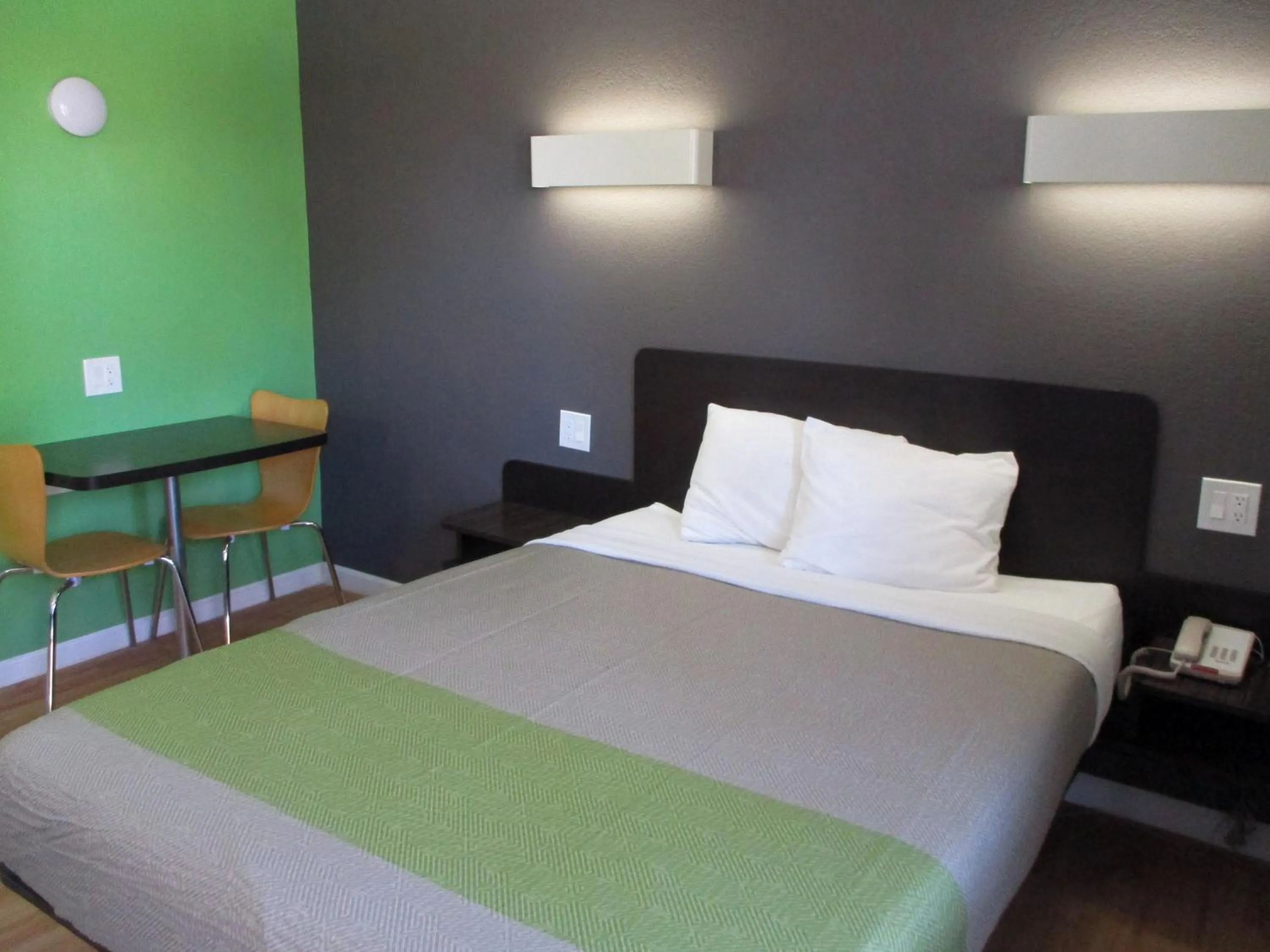 Queen Room - single occupancy - Disability Access - Roll in Shower in Studio 6-Barstow, CA