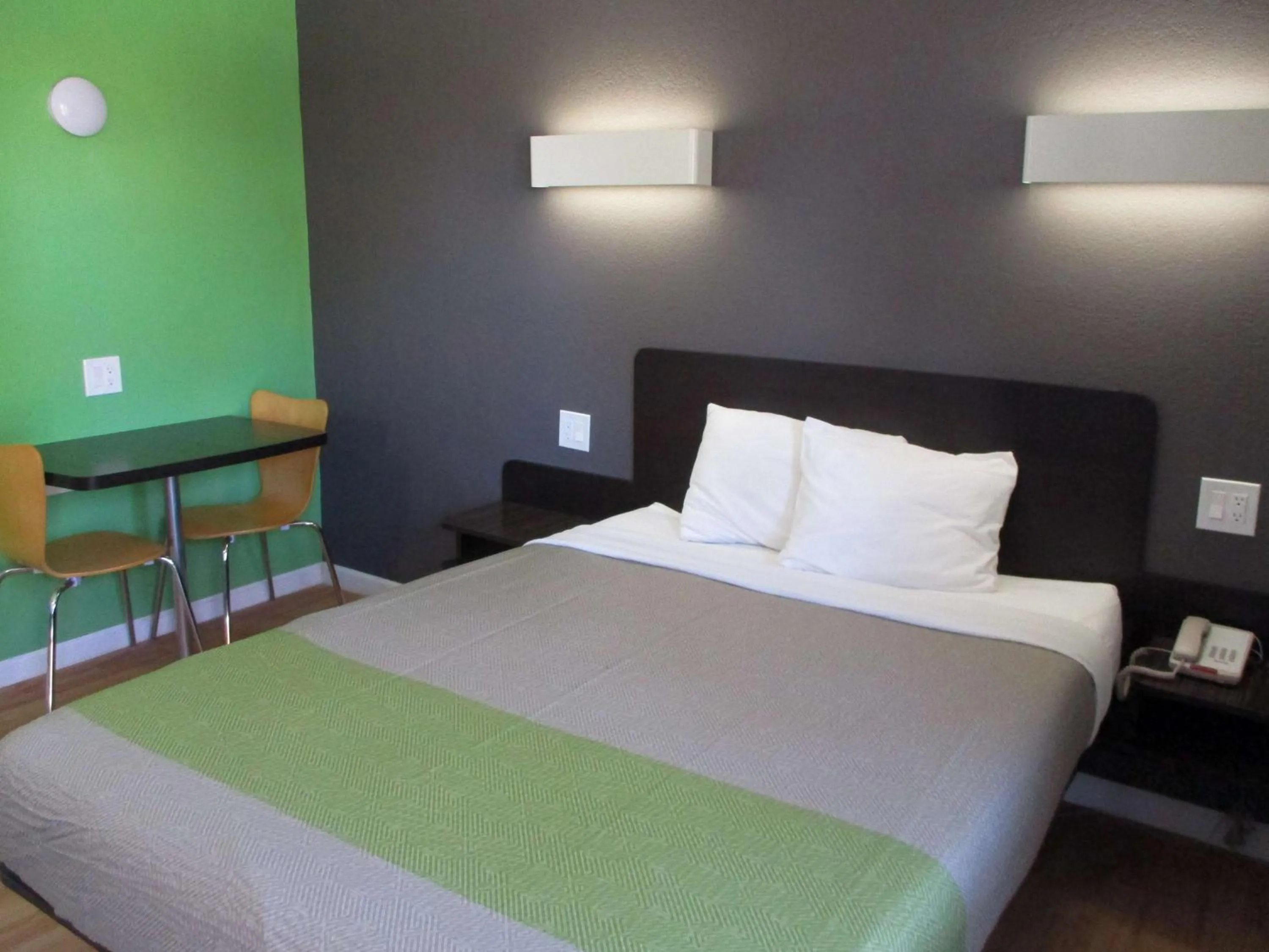 Deluxe Queen Suite - single occupancy - Non-Smoking in Studio 6-Barstow, CA